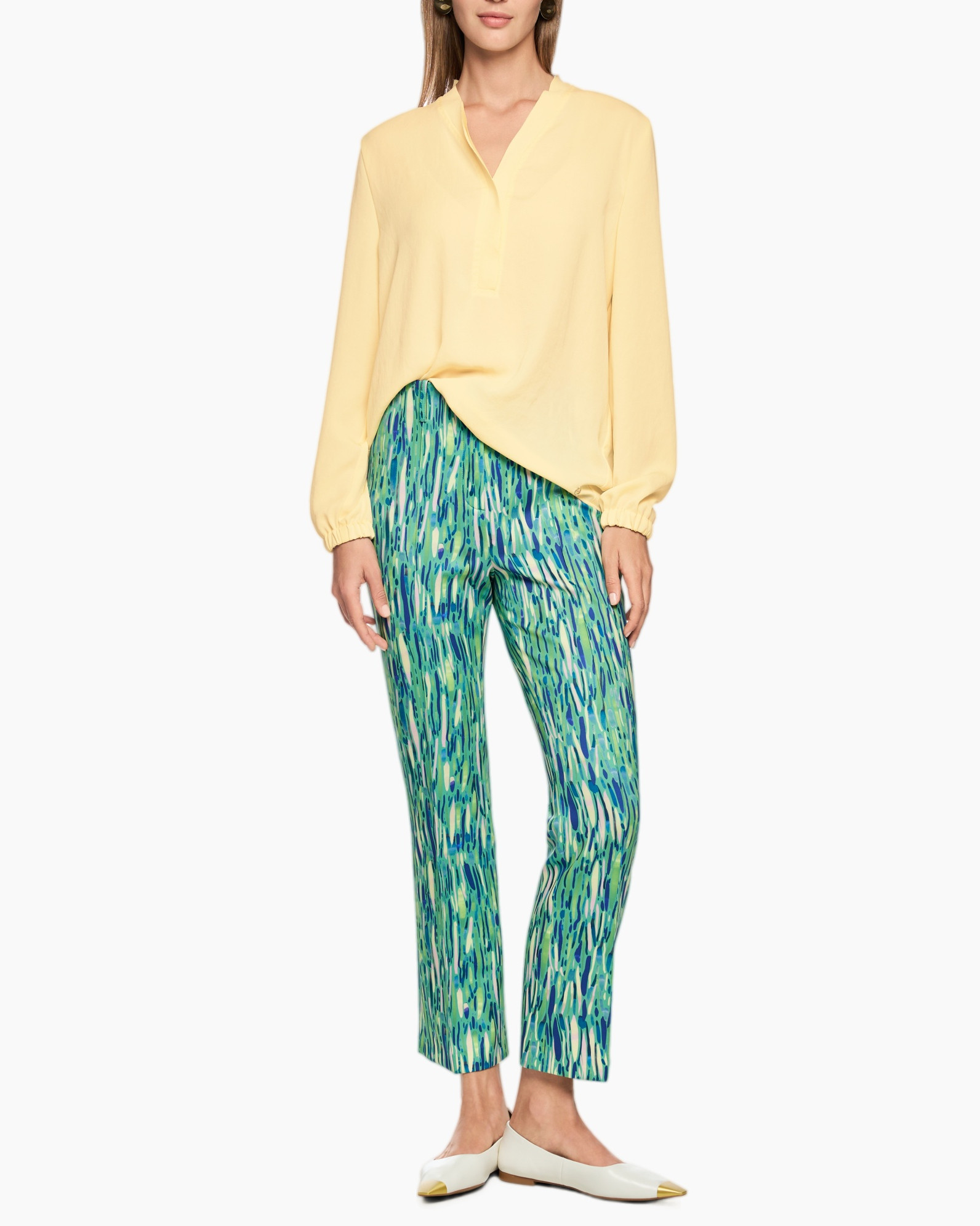 blouse, lange mouwen, lichtgeel, v-hals, broek, printbroek, groen/blauw patroon, wijdere leg, slip-on flats, fashion outfit
