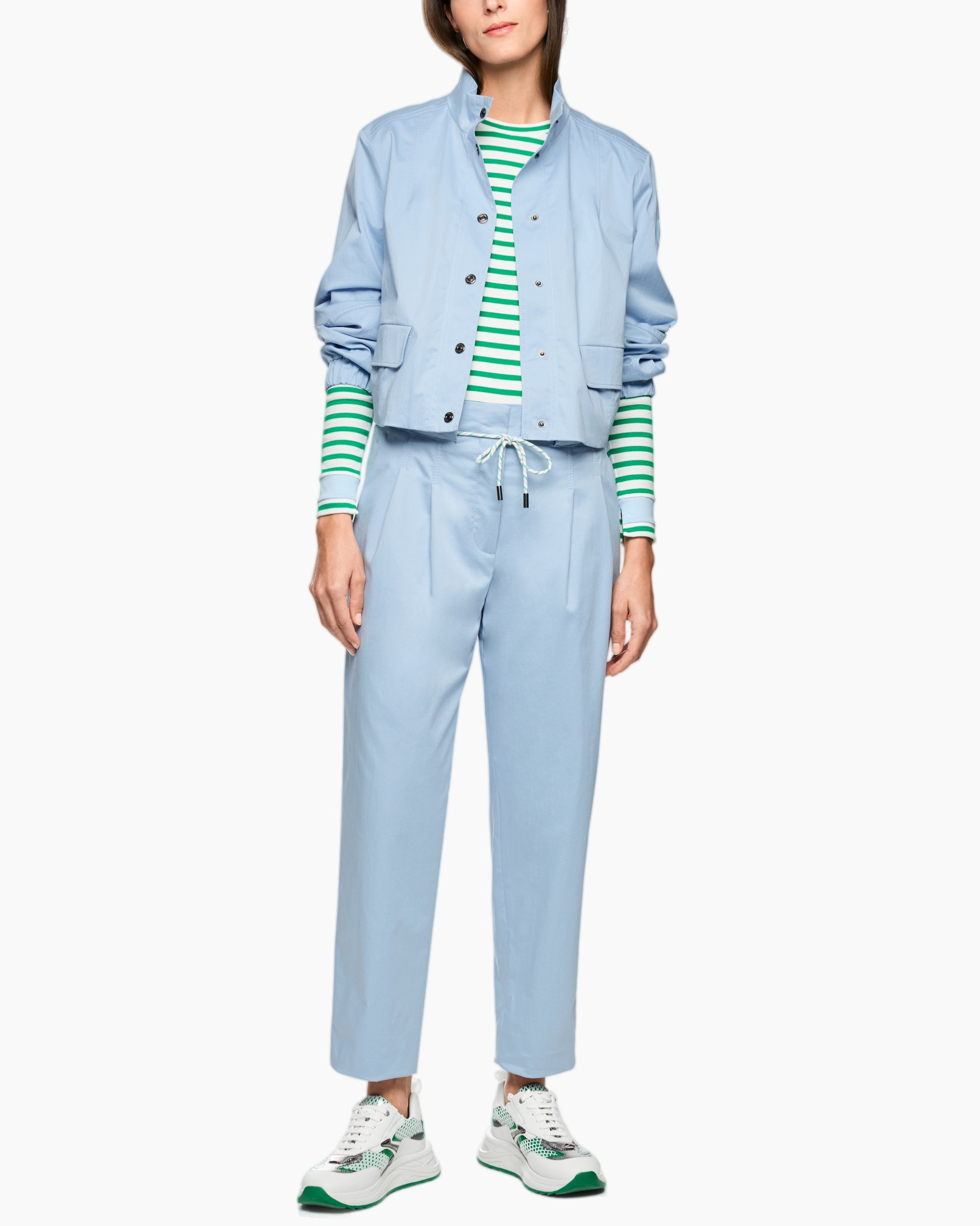 lichtblauw outfit, jas, broek, sportschoenen, gestreepte shirt