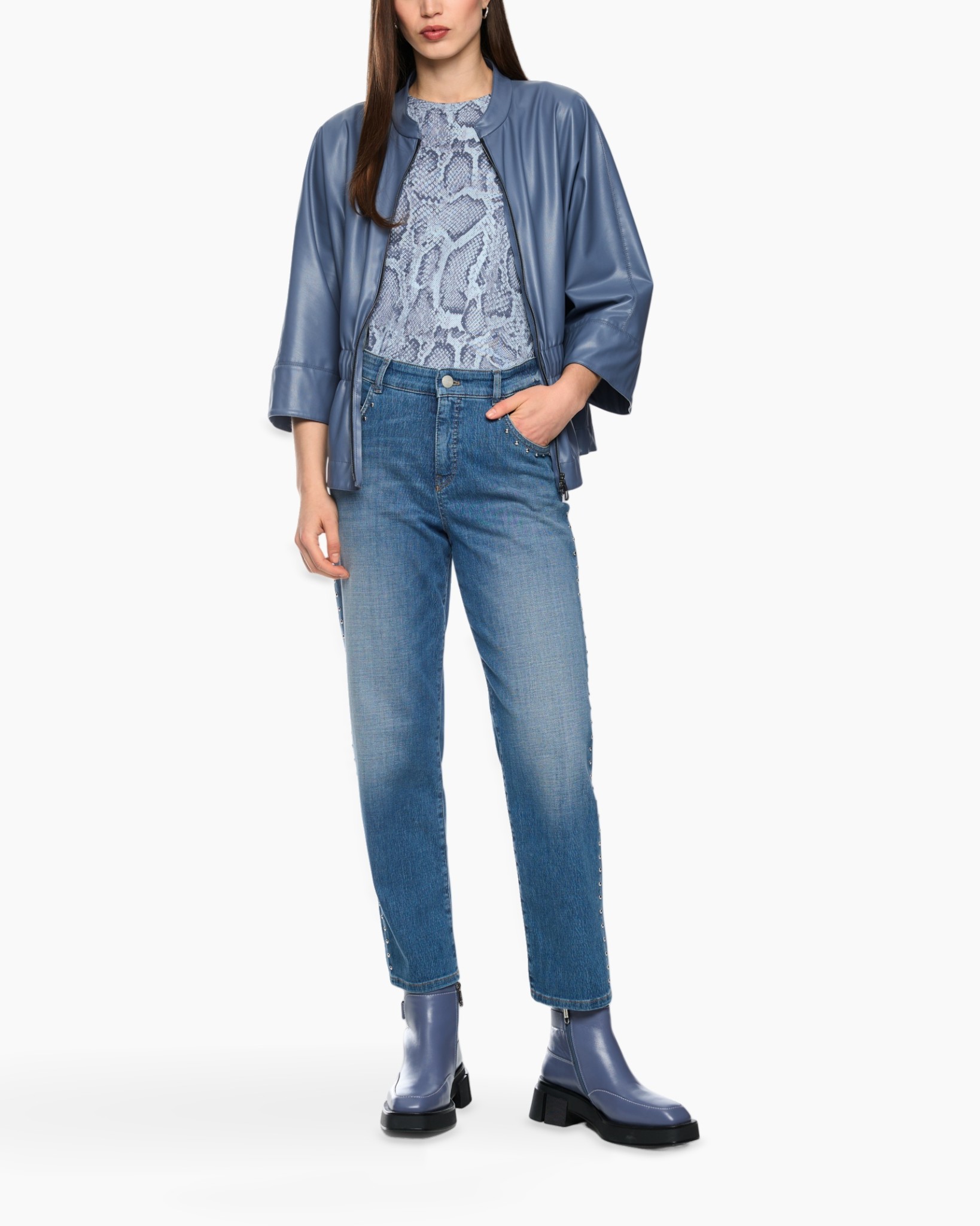 leren jas, lichtblauw, slangenprint top, jeans, enkellaarzen