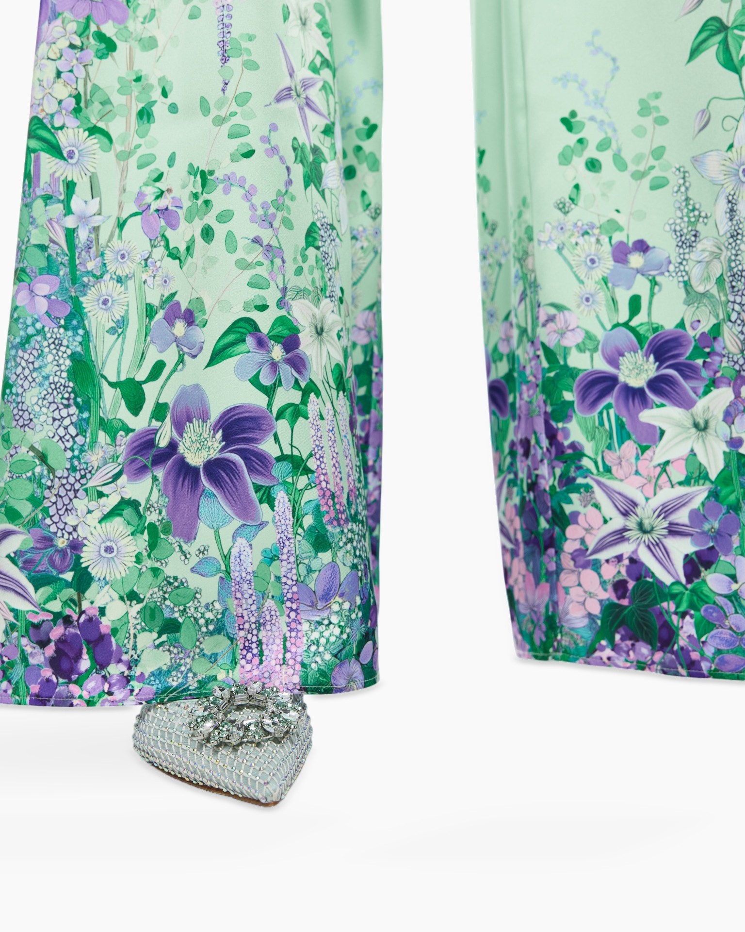 florale print, groene jurk, paarse bloemen, lange rok, versierde schoen
