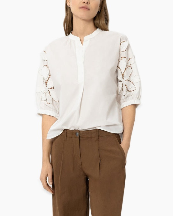 blouse, witte top, eyelet mouwen, 3/4 mouw, knopenloze knoopsgat