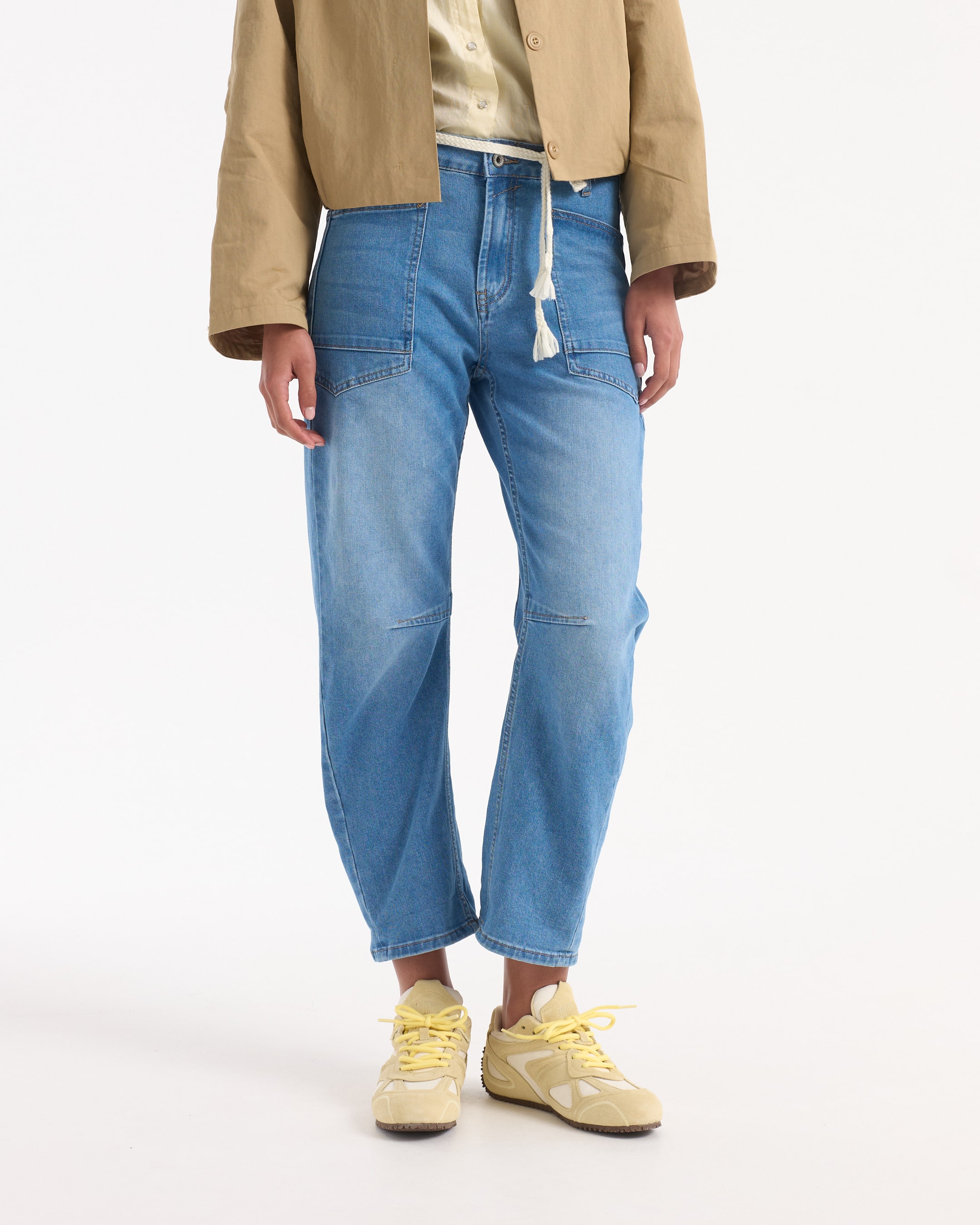 denim jeans, patch pockets, loose fit, beige jacket, yellow sneakers