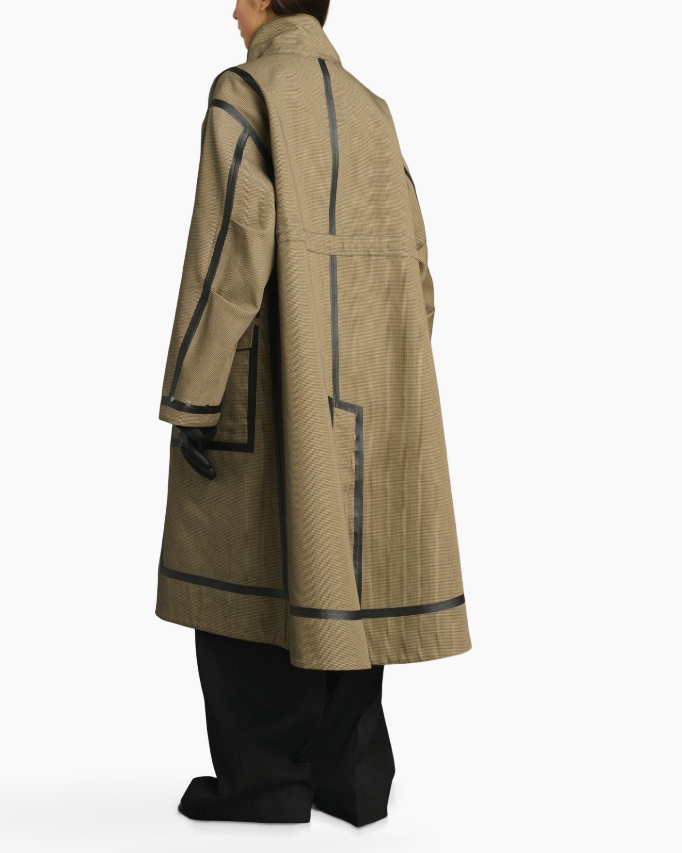 lange jas, opstaande kraag, beige, contrasterende biezen, ruitpatroon