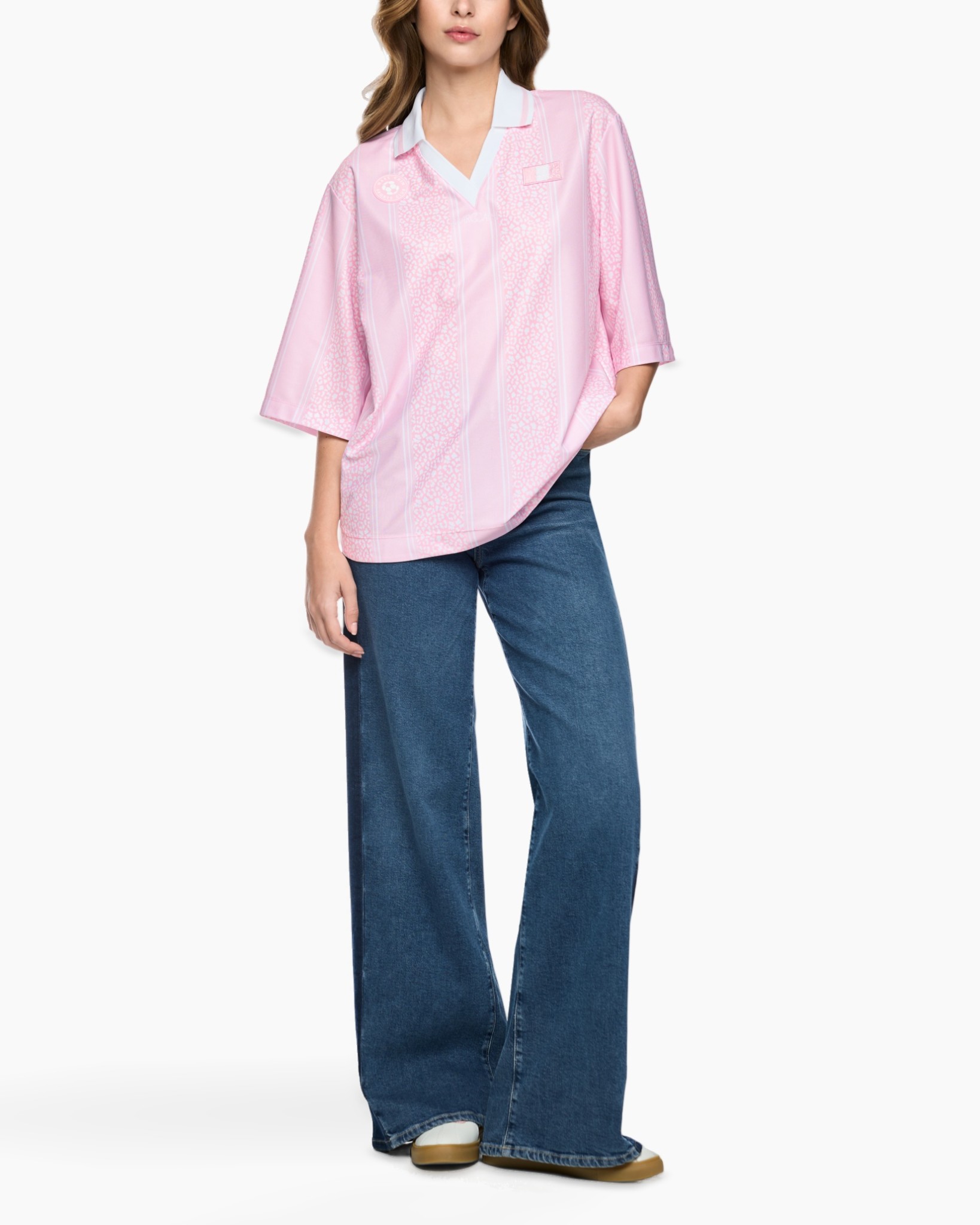 roze polo, gestreepte polo, loszittende pasvorm, wijd uitlopende spijkerbroek, casual top