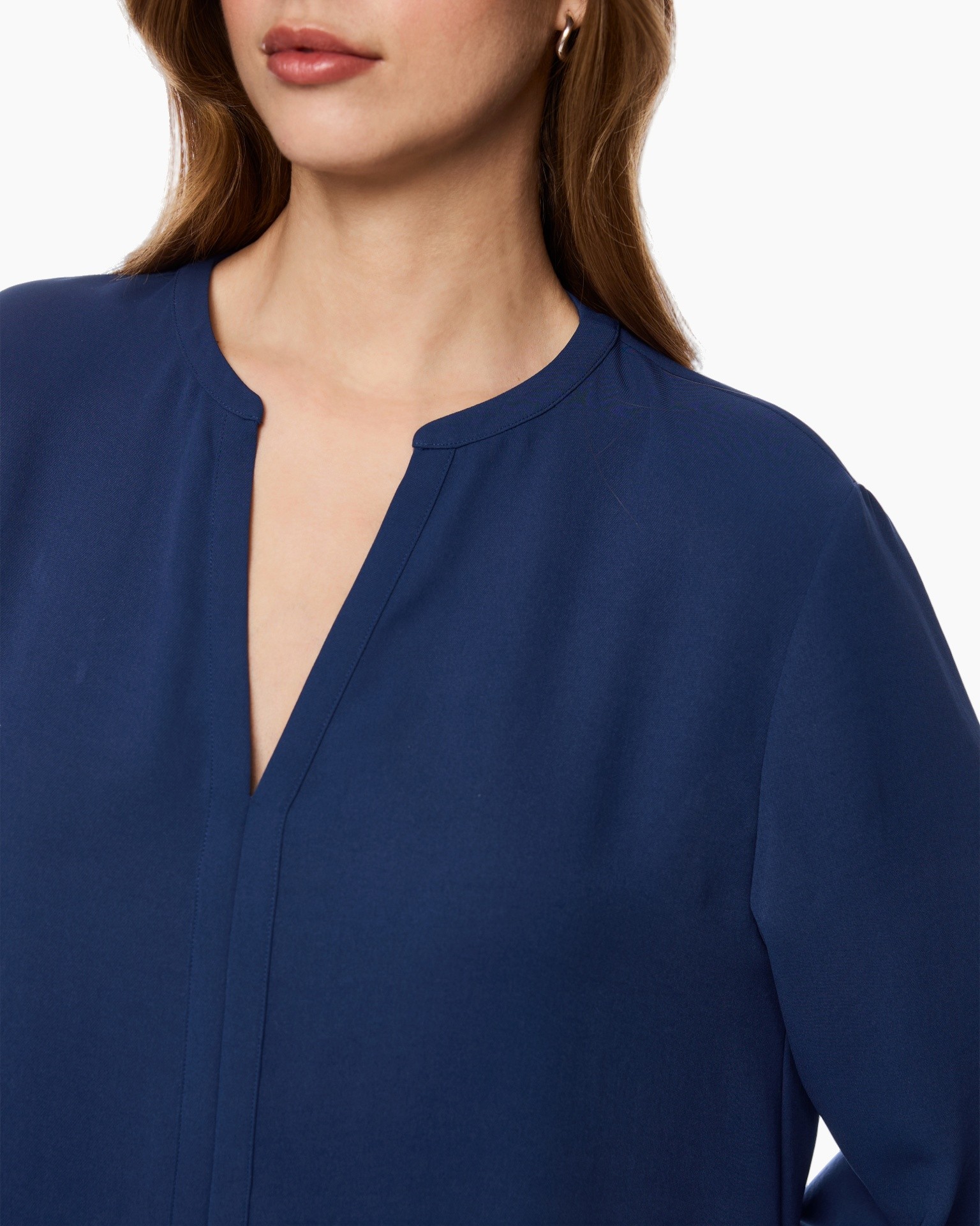 bovenstuk, blauwe blouse, kraagloze kraag, lange mouwen, effen kleur
