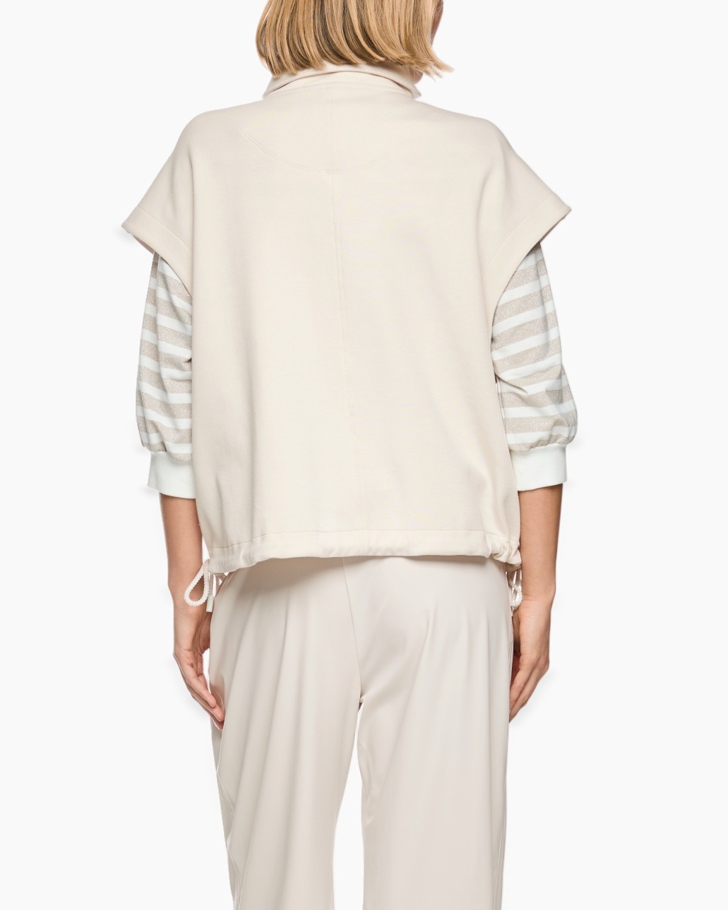 beige top, korte mouw, gestreepte mouwen, pastel jas, trekkoord zoom