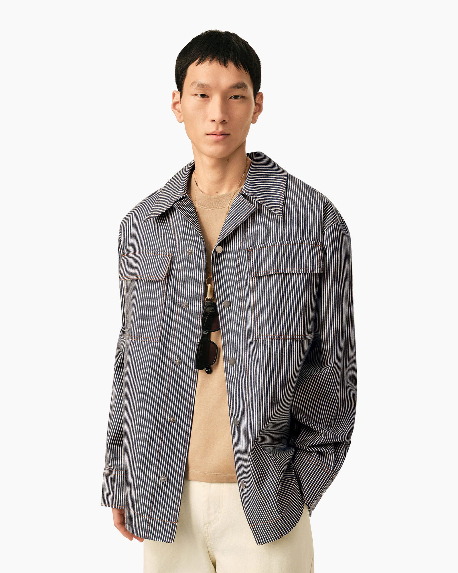 gestreepte jas, overshirt, drukknoopjes, voorzakken, beige T-shirt