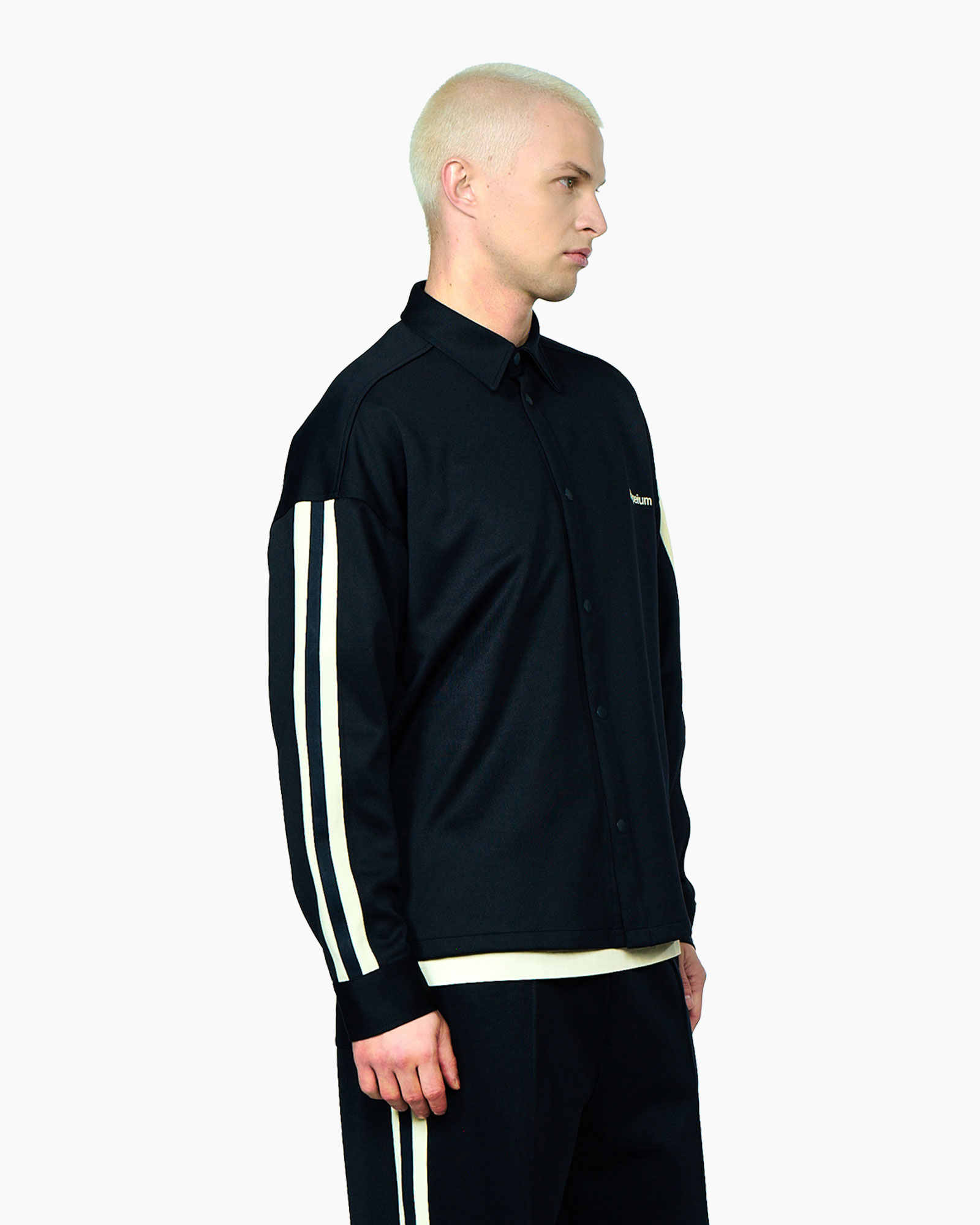 jas, langer mouw, zwart, knopen voorkant, gestreepte mouwen