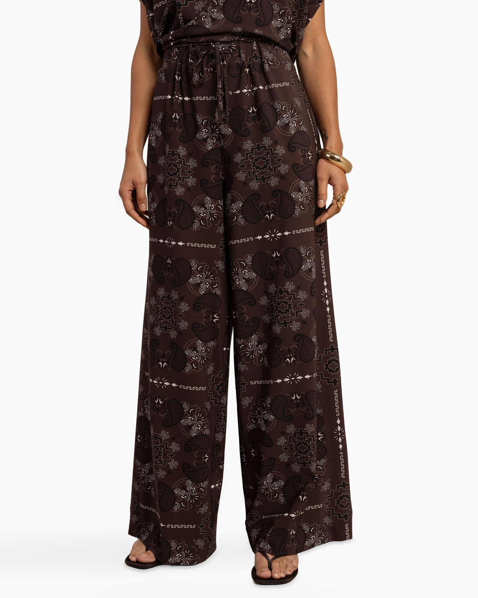 broek met wijde pijpen, paisley patroon, bruine broek, trekkoord taille, vloeiende broek