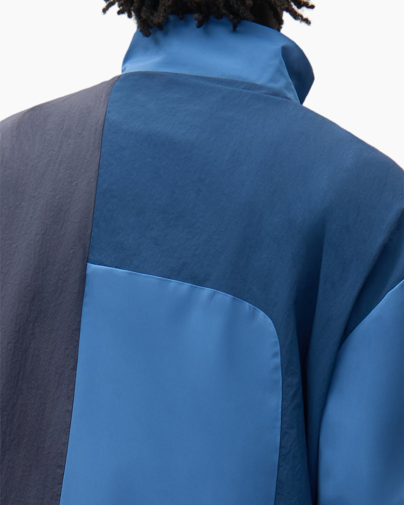 kleurblok, blauwe jas, tweekleurig, kraag, rugzicht