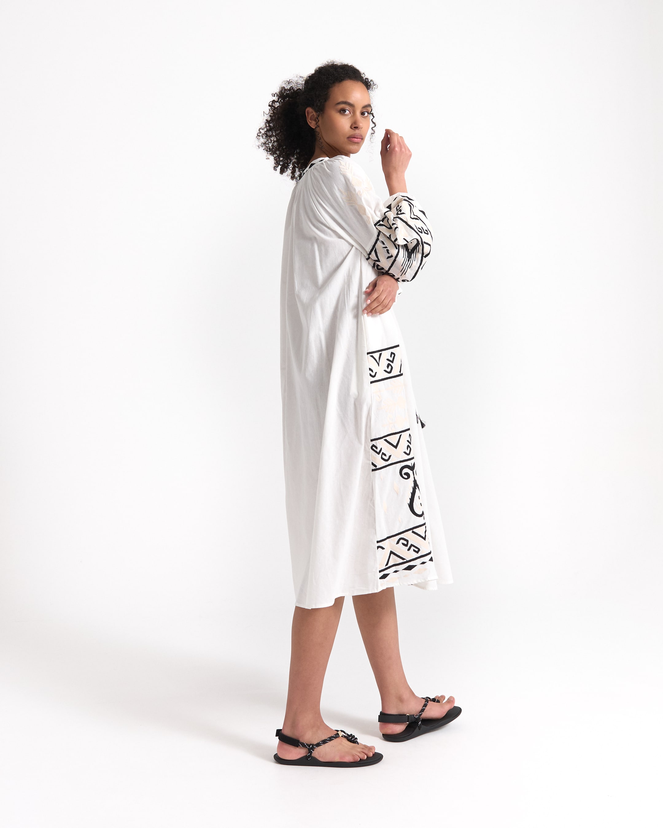 jurk, lange jurk, witte jurk, bedrukte mouwen, sandaaltjes