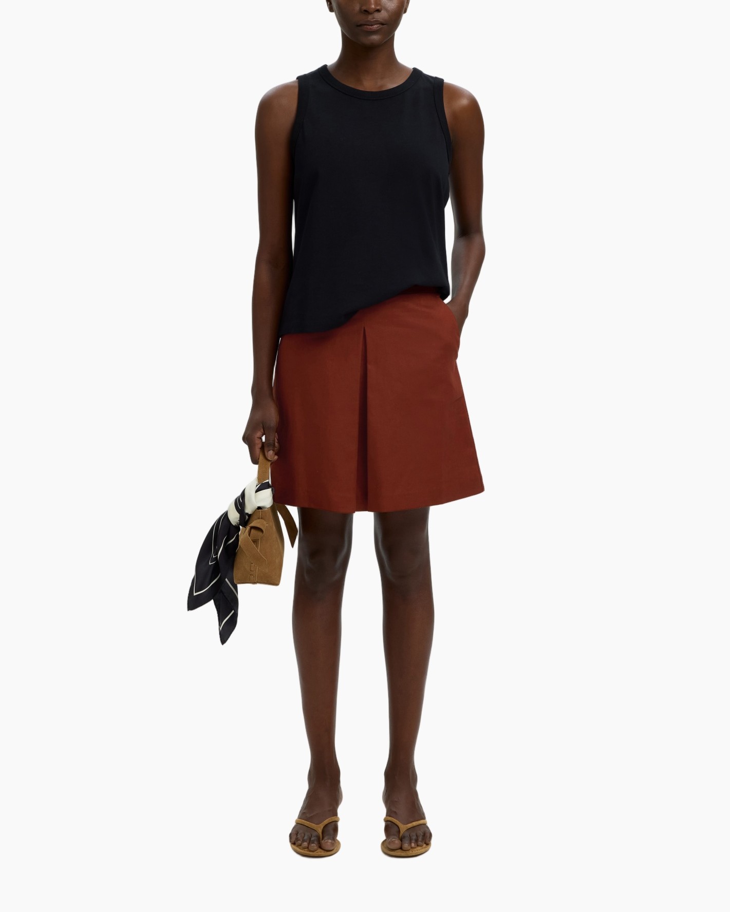 tanktop, zwart top, rok, koraalbruin, sandaaltjes