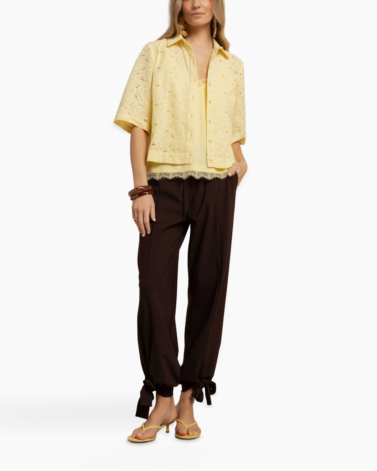 geel lace top, eyelet patroon, korte mouw, laagjes look, casual broek