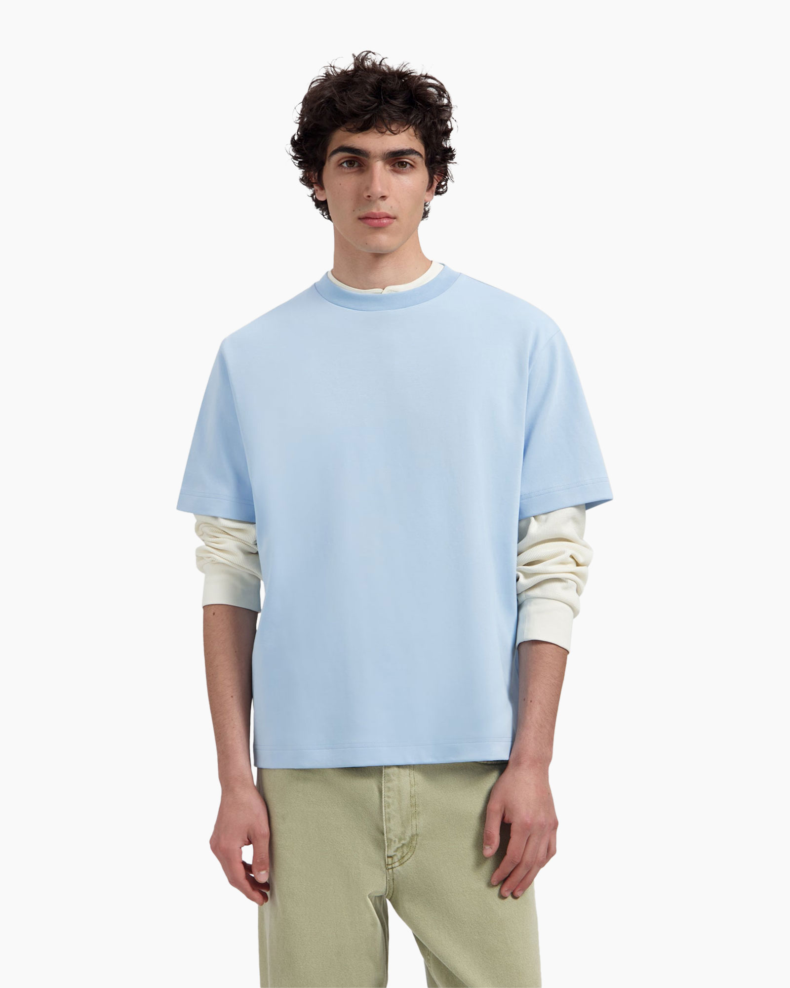 t-shirt, korte mouwen, lichtblauw, rokken?, laagliggende?