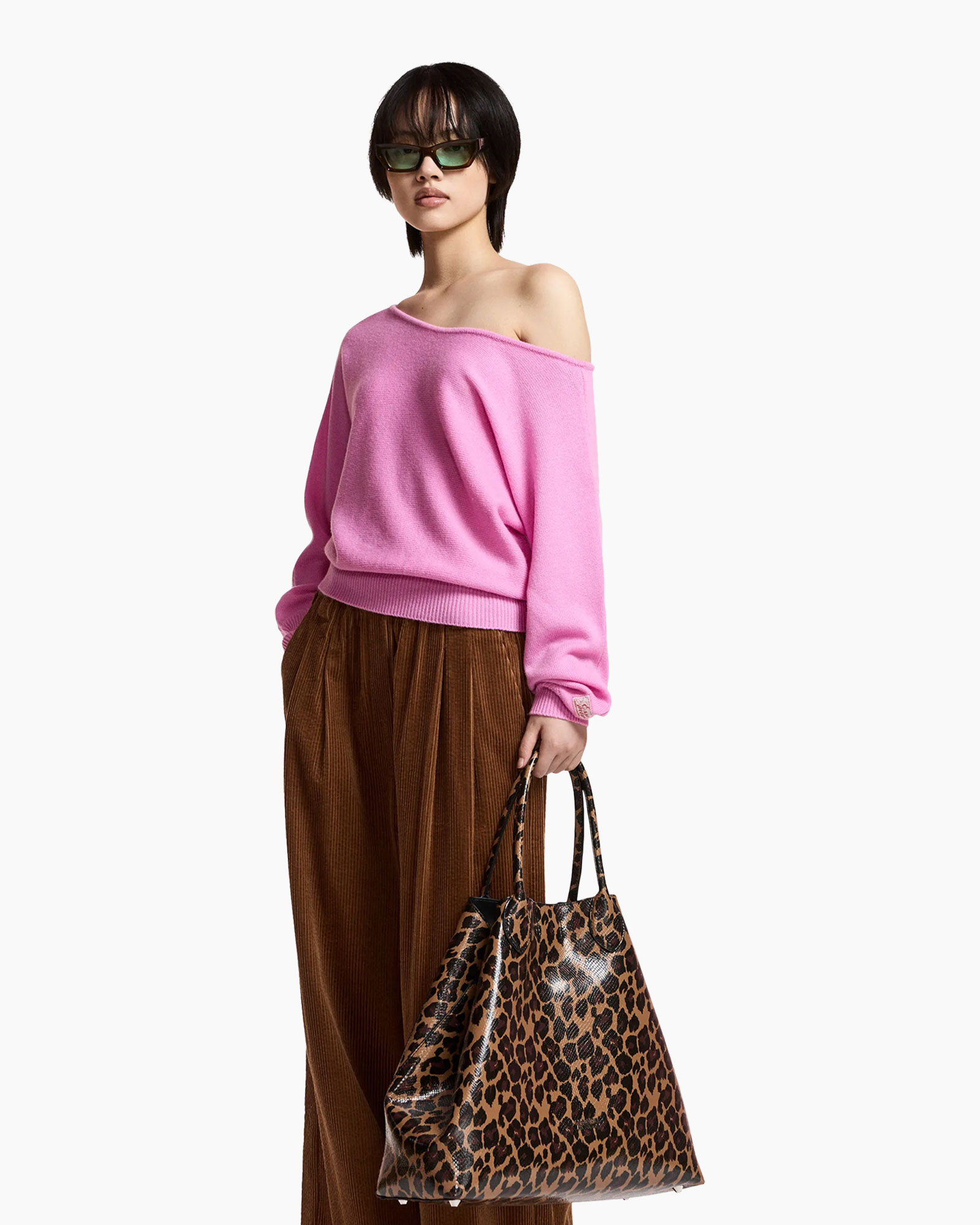 roze trui, off-shoulder, bruine corduroy broek, leopard tassen, zonnebril