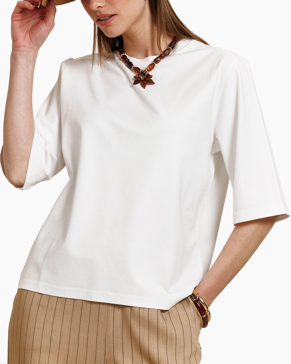 witte top, blouse, korte mouwen, ronde hals, ketting