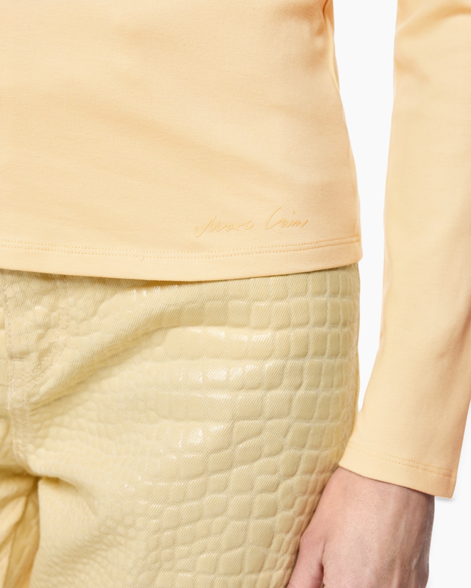 toppe peach, lange mouw, effen kleur, gladde stof, handtekening label