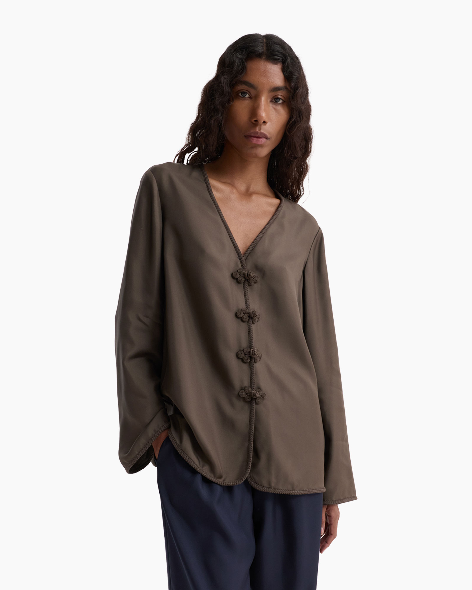blouse, lange mouwen, v-hals, knoopsluiting met knopen, effen, taupe