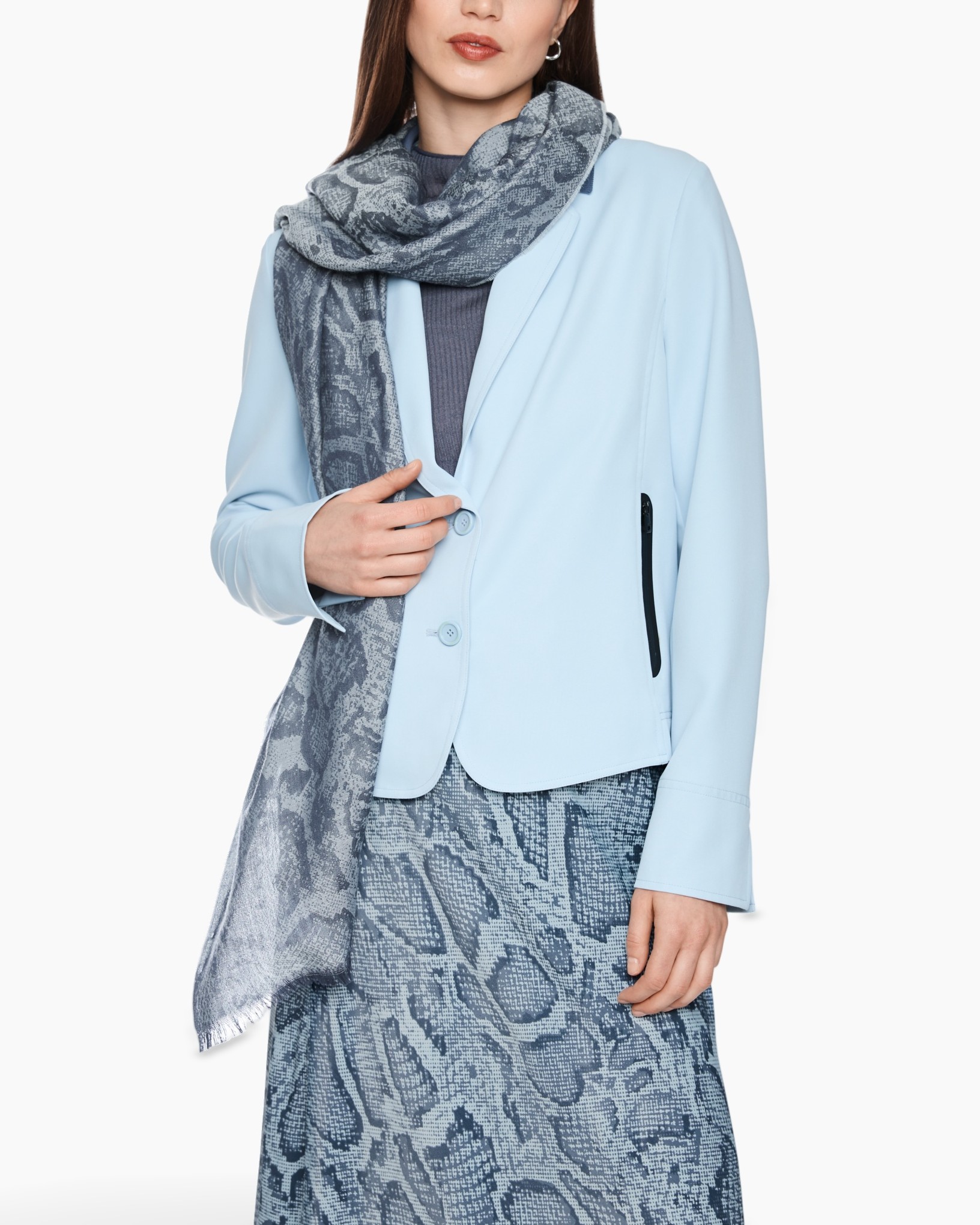 blazer, sjaal, lichtblauw, slangenprint, rok