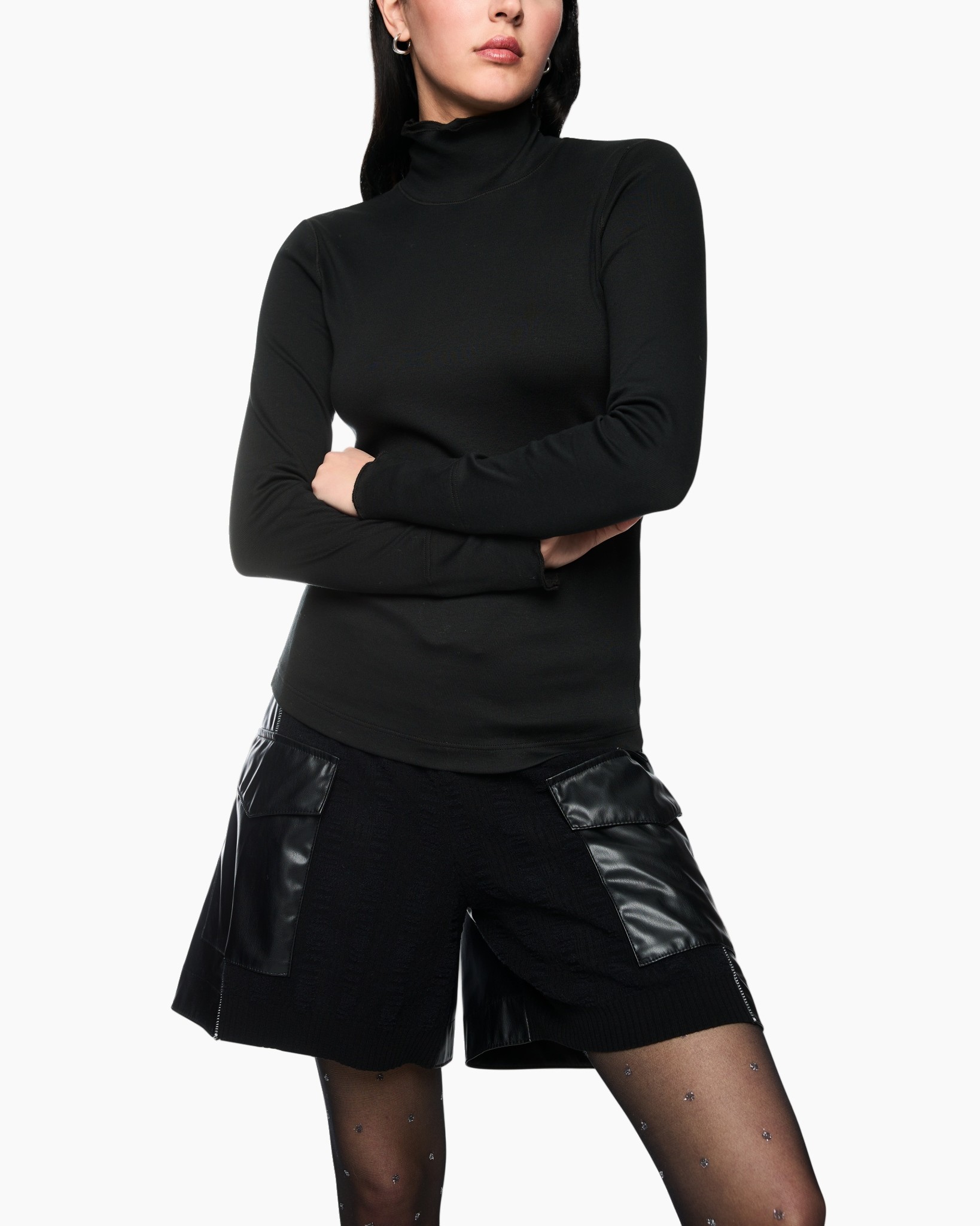 rolkraag, zwart top, lange mouwen, korte broek, zakkenbroek