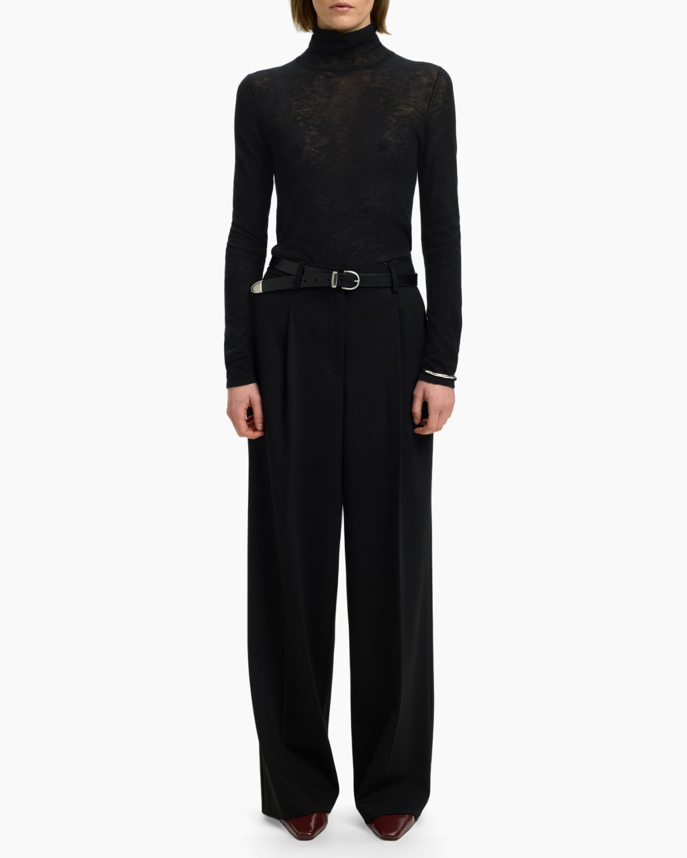 rolneck, moulu transparant top, zwarte broek, wijd uitlopend, riem