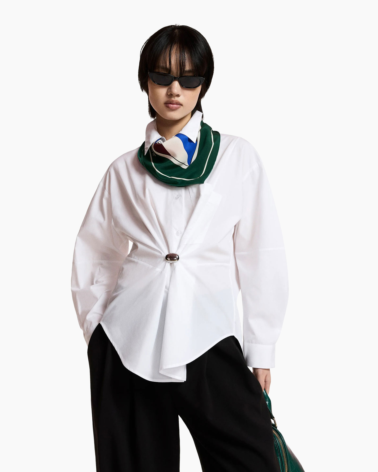 witte blouse, omslagblouse, neksjaal, donkere zonnebril, groene sjaal