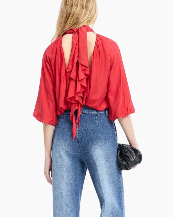 rode blouse, opstaande kraag, pofmouwen, gerimpelde halslijn