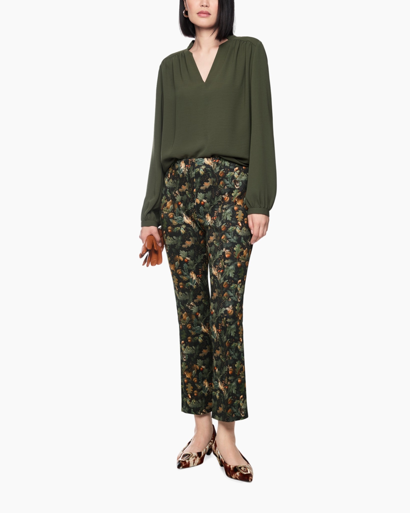 groene top, v-hals, flowy mouwen, olijf groen, bloemenbroek