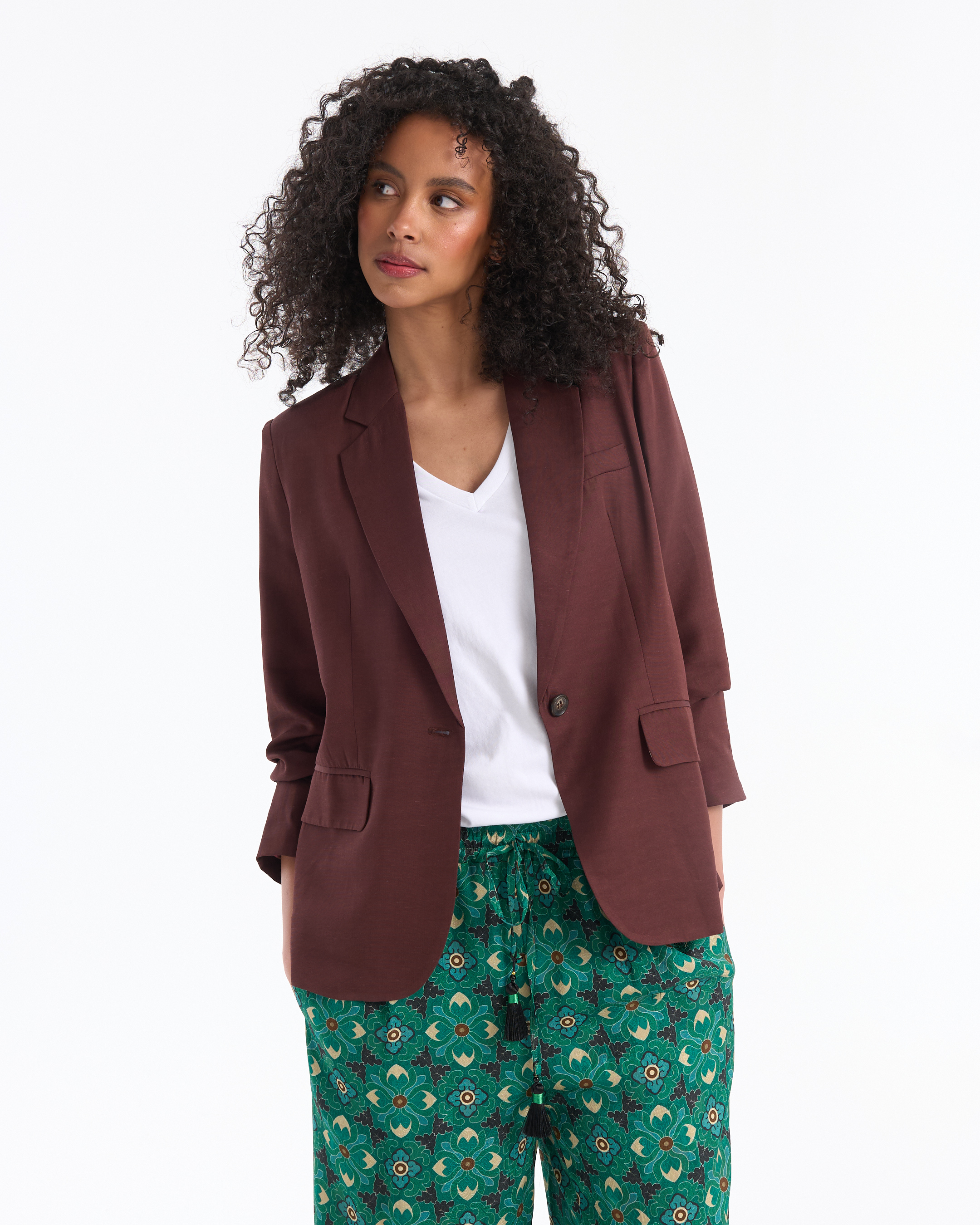 blazer, bruine blazer, vrouwen, multicolorige broek, bloemenprint broek