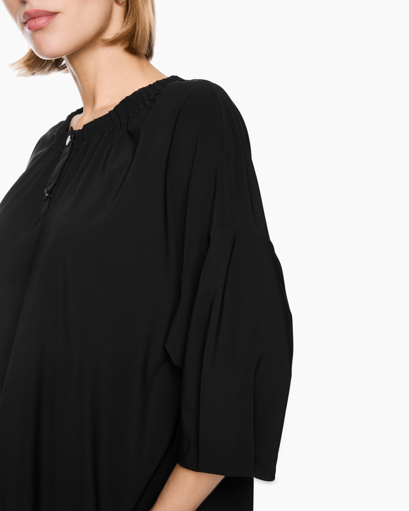 zwart blouse, bolle mouwen, lossere pasvorm, elastische halslijn, knopen plafond