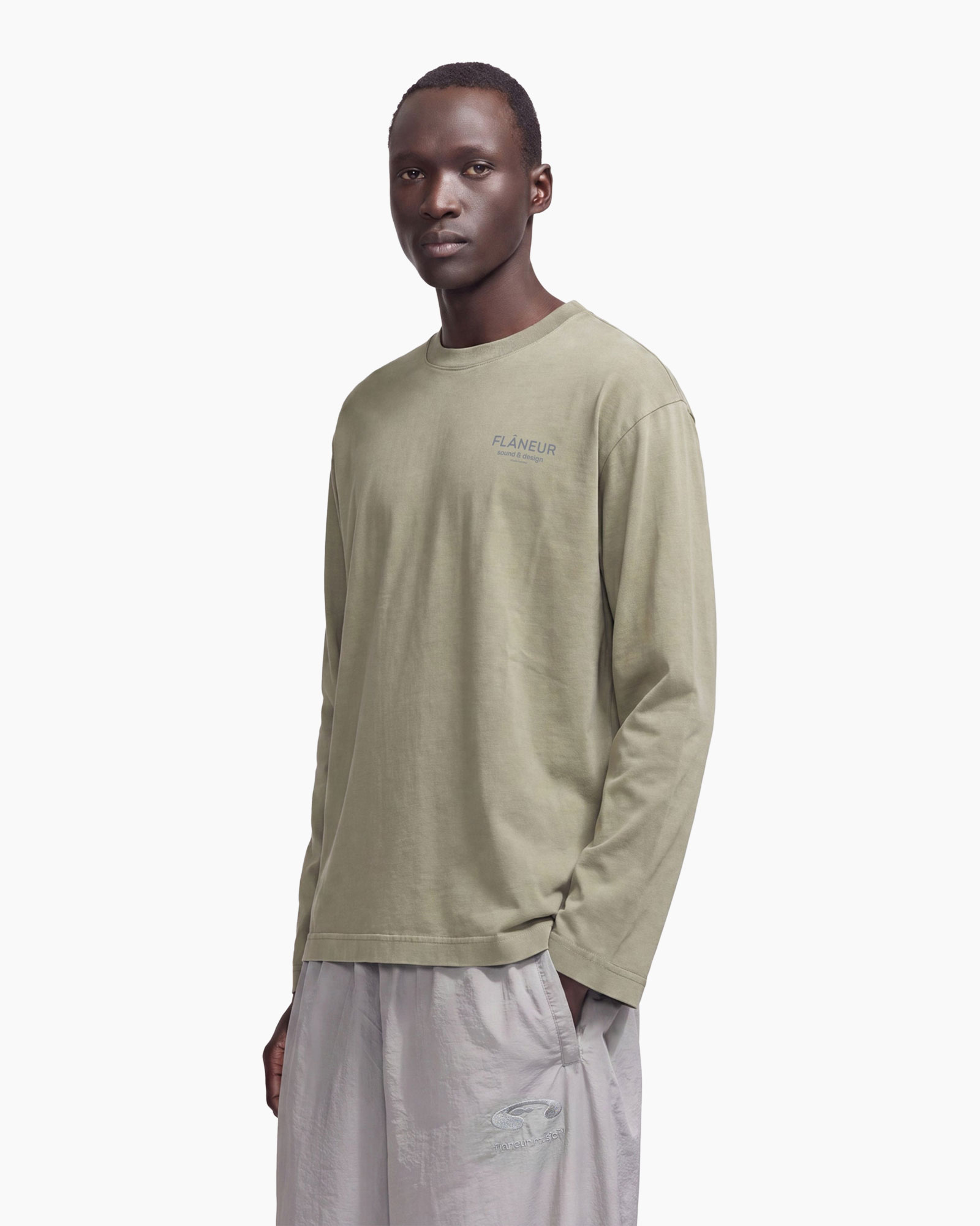 lange mouwen, olijfkleurig, longsleeve, minimalistisch, logo, langer mouw t-shirt, olijf groen, kraagloze nek, minimalistisch logo, unisex