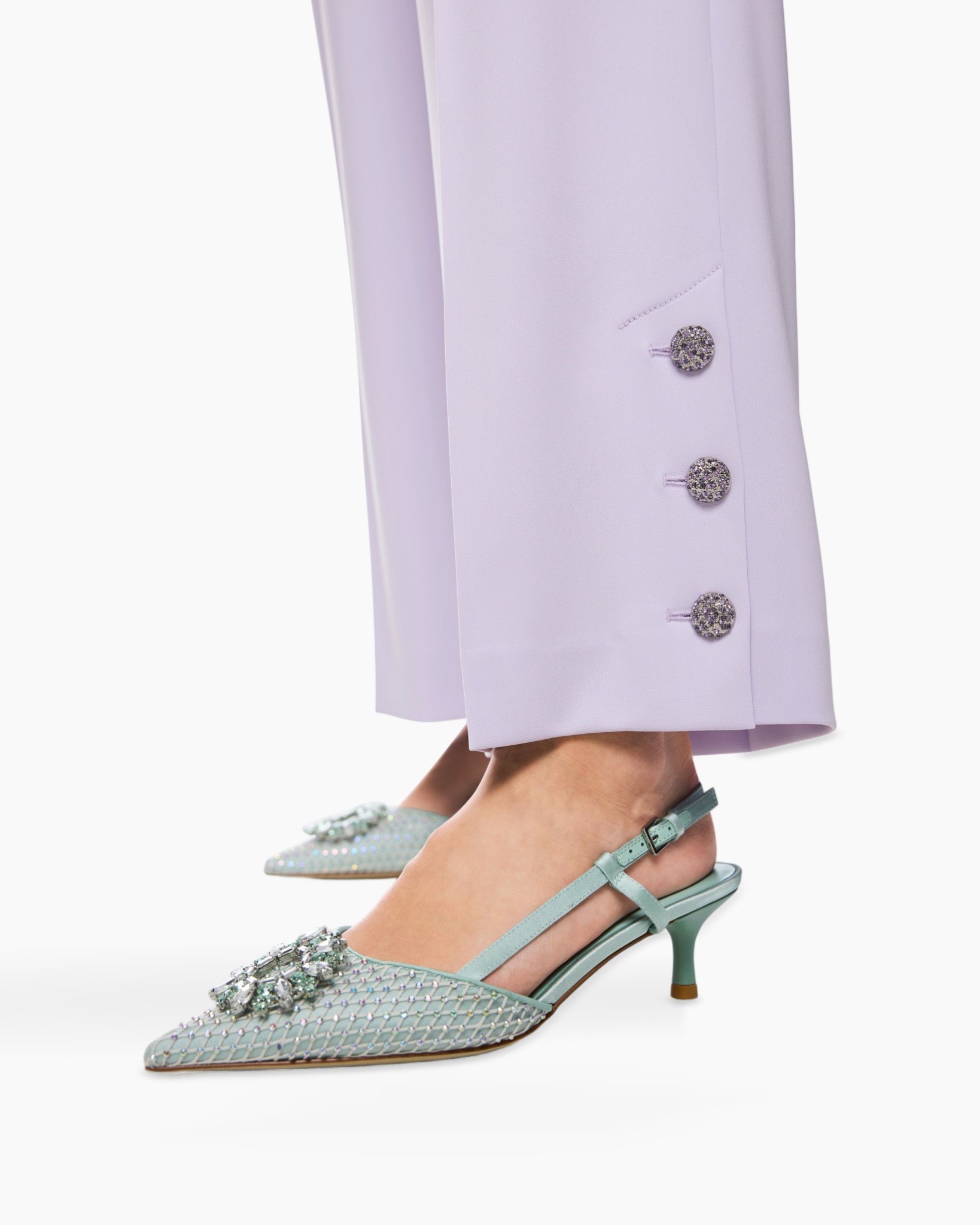 lila broek, versierde hakken, pump schoenen, lage hak, slingback band