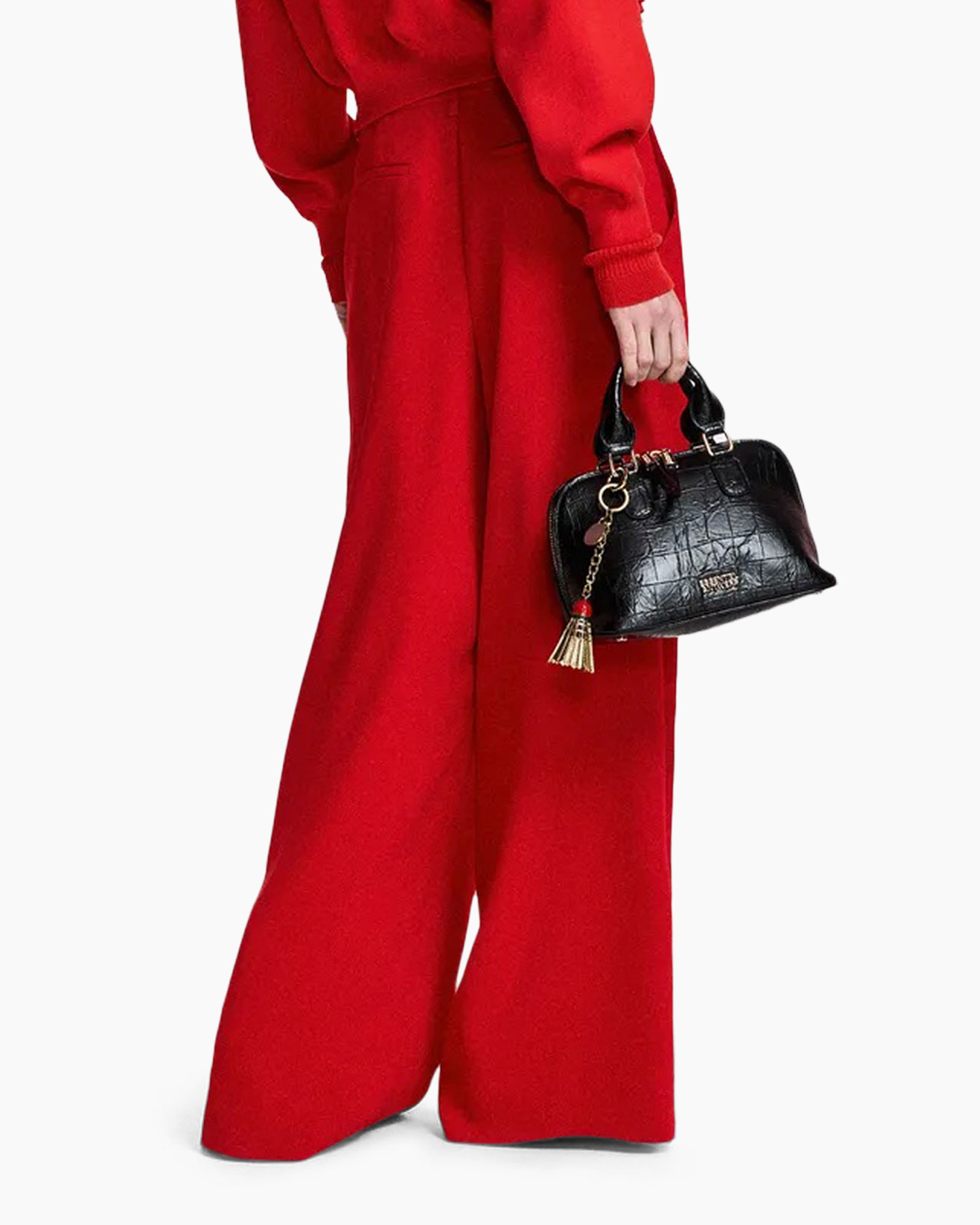 rode jumpsuit, wijd uitlopende, romper, zwarte handtas, korte mouwtjes