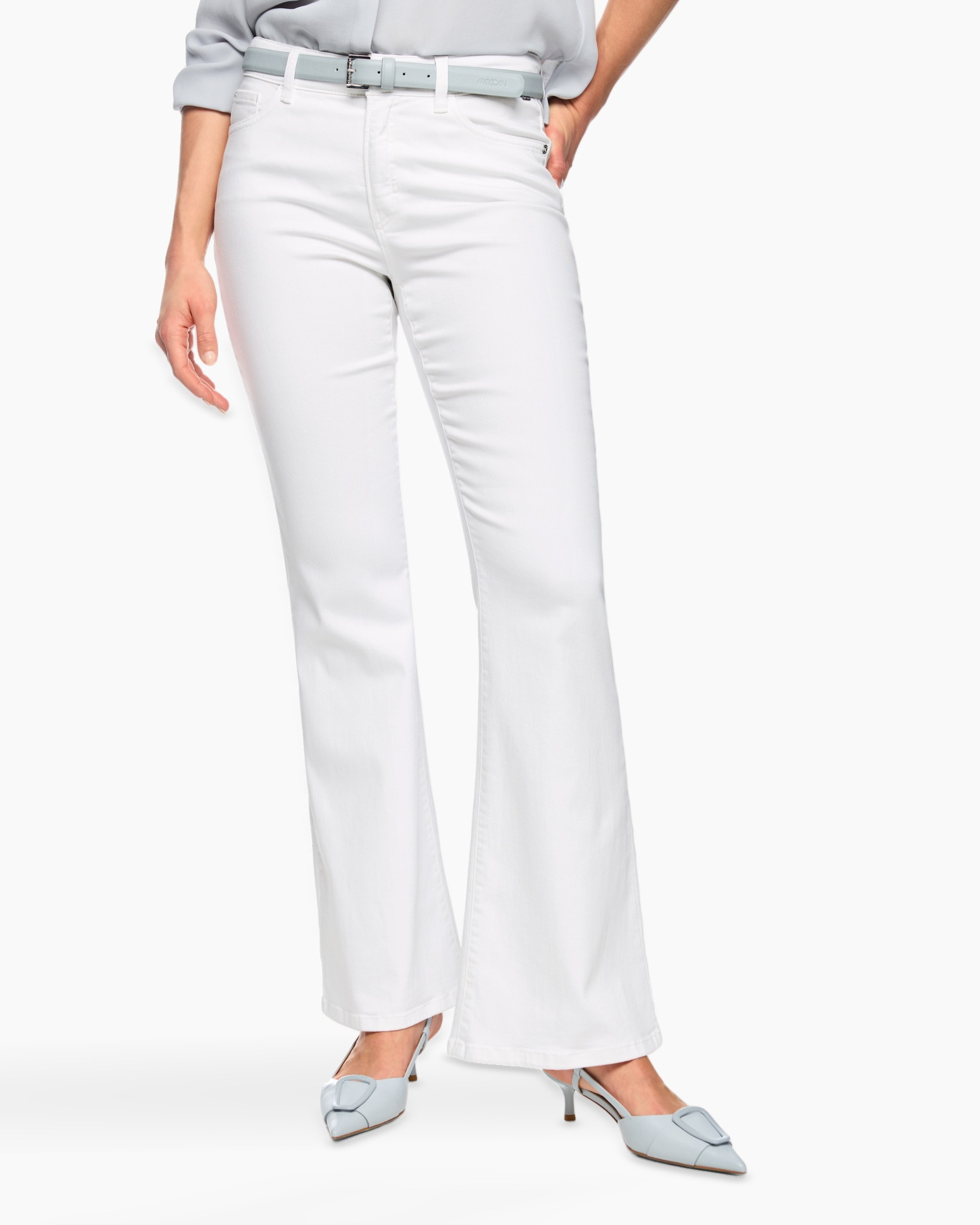 witte broek, flare jeans, riem, lichtblauwe schoenen, hoge hakken
