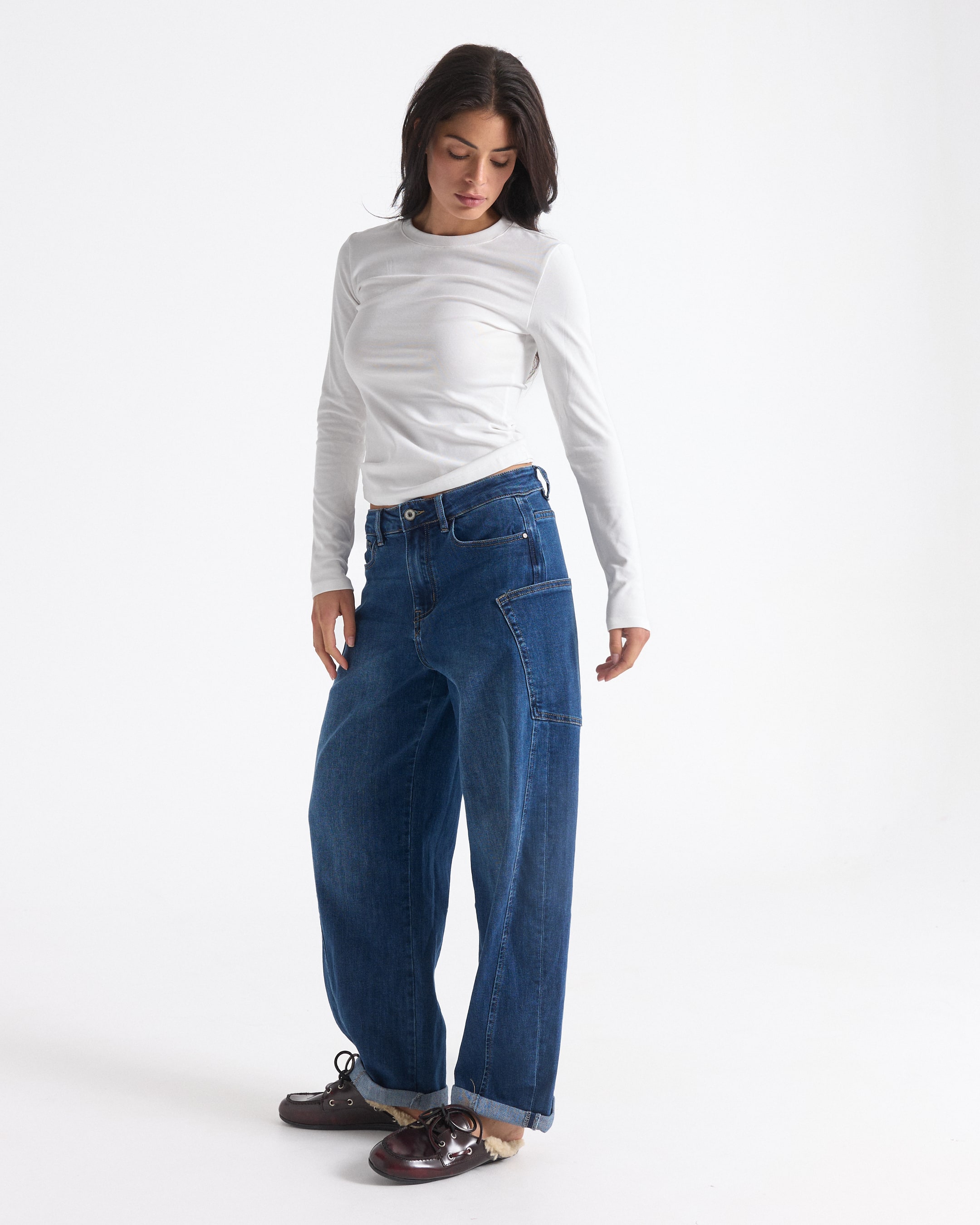 langzaam, witte top, blauwe jeans, wijdere broek, casual outfit