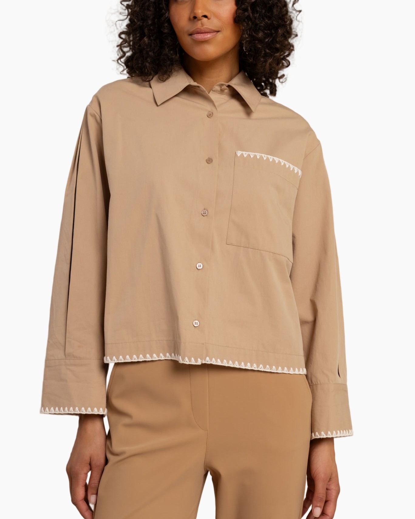 knopen-down, beige overhemd, lange mouwen, stiksteek rand, zak detail