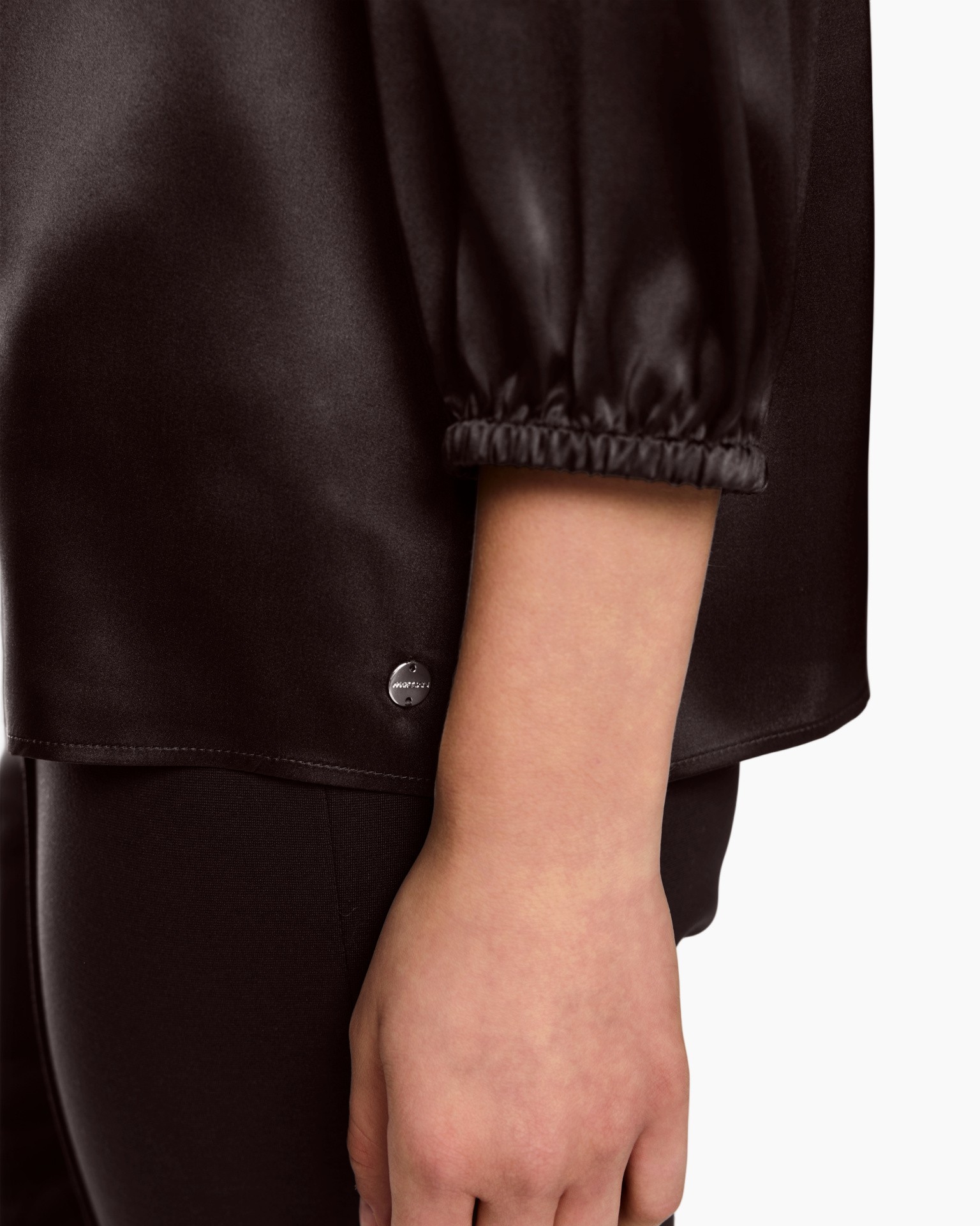 zwarte blouse, satijnstof, driekwartmouwen, elastische manchetten