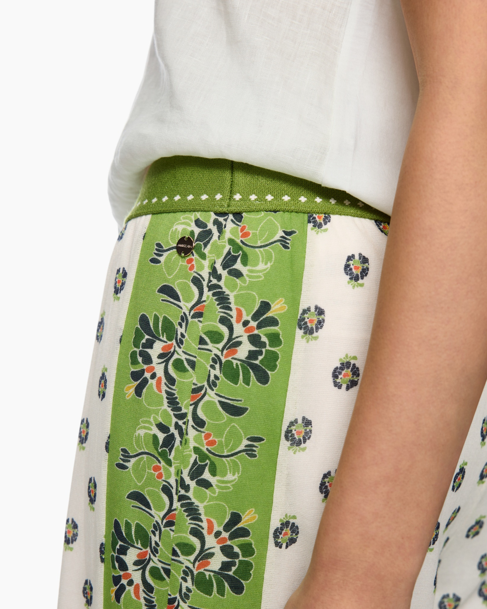groene strip, bloemenprint, rok, middellengte, witte top