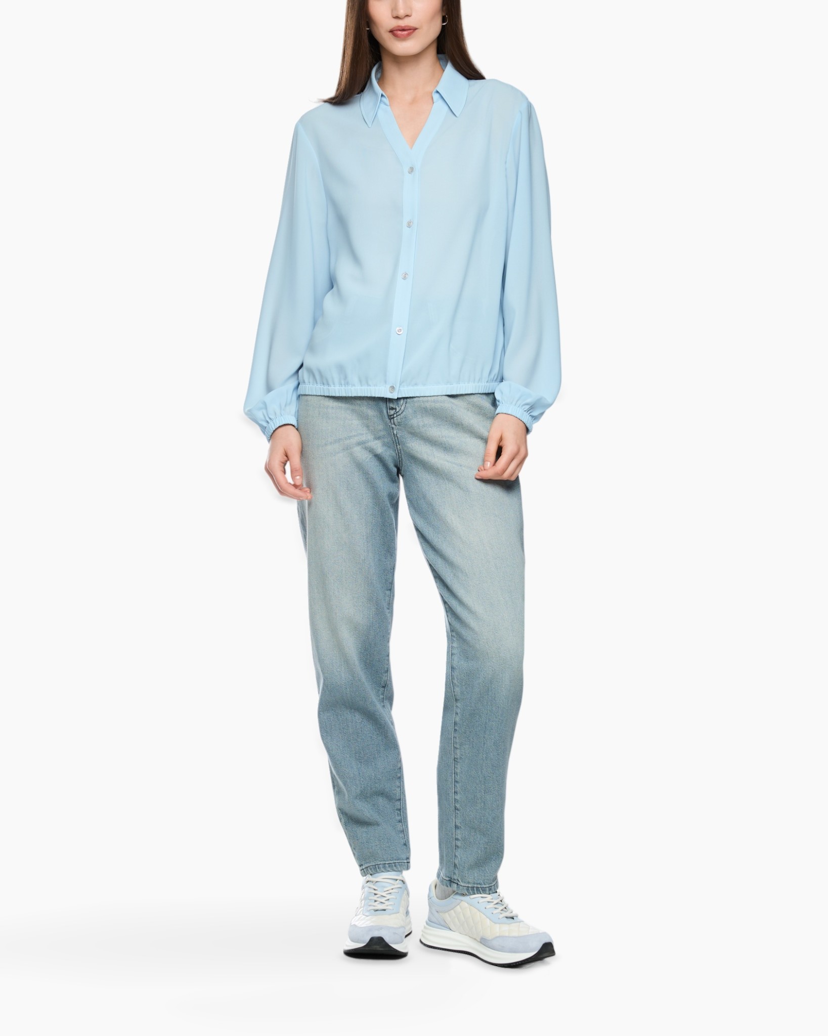 licht-blauw shirt, knopen-over, kraag, lange mouwen, casual jeans