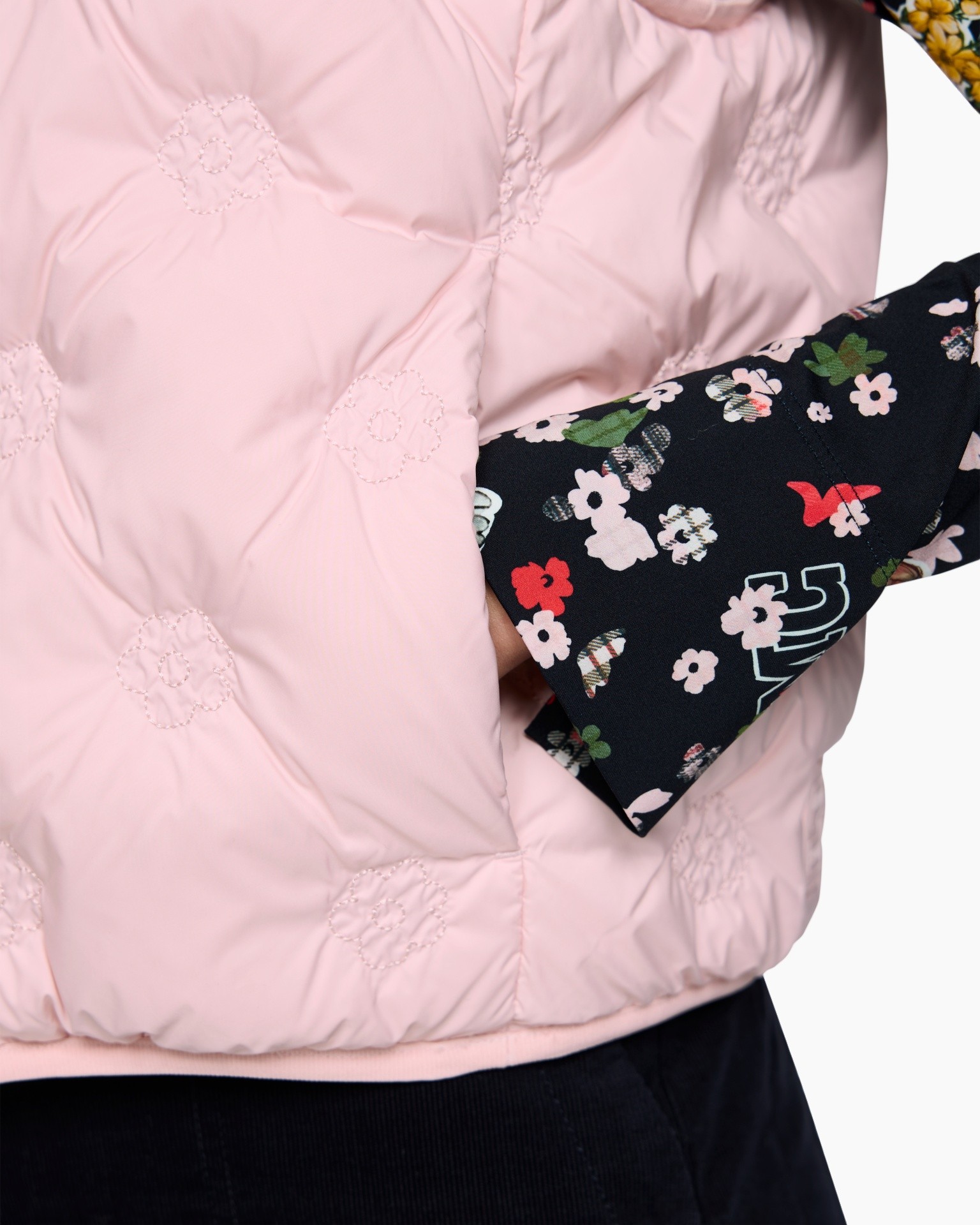 opvulkbare jas, roze buitenlaag, gequiltte structuur, bloemen sjaal, zwart met bloemen voering, jaspuff jas, roze gevlochten, bloem borduursel, zachte vulling, textiel]]}{