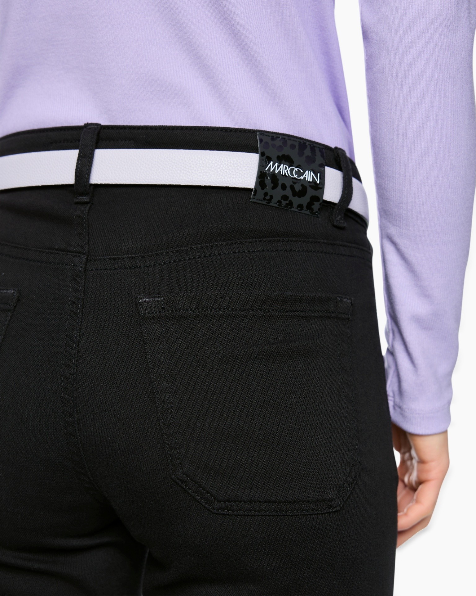 zwarte broek, achterzak, riemlussen, leren label, witte riem