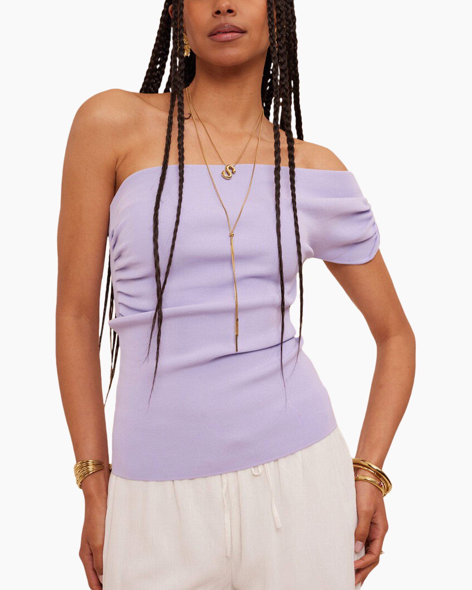 schouderloze, ribbed-top, lavendel, lange-sieraad, casual-top
