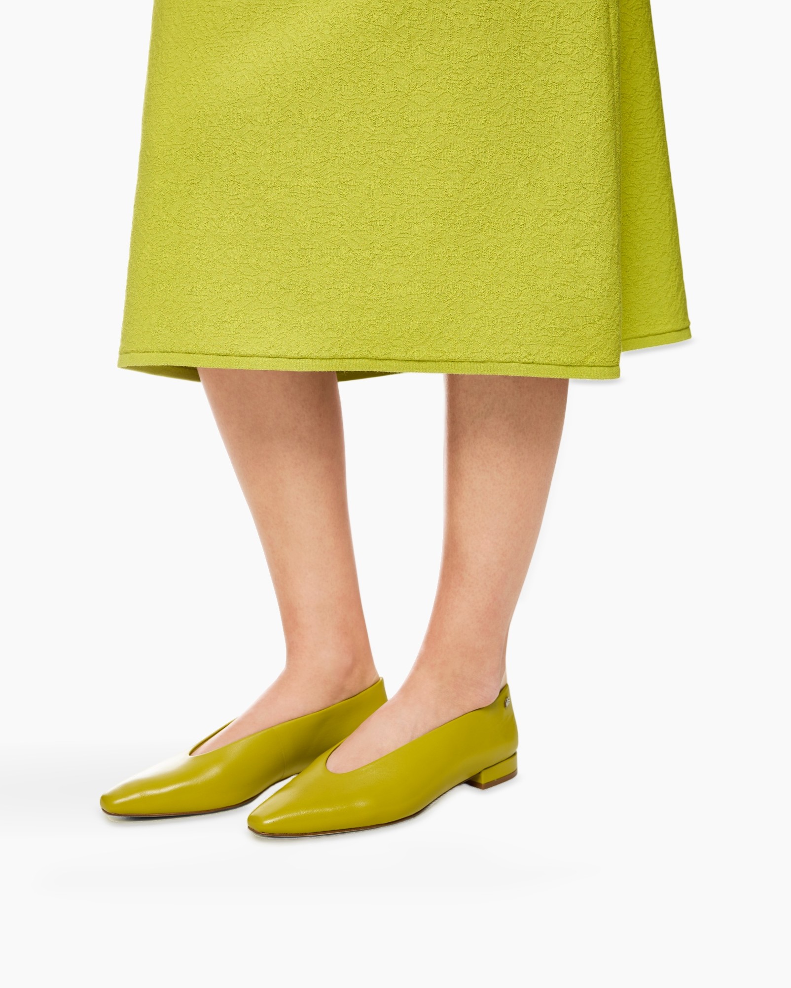 rok tot deknie, limegroen, platte schoenen, slip-on flats, weefseltextuur