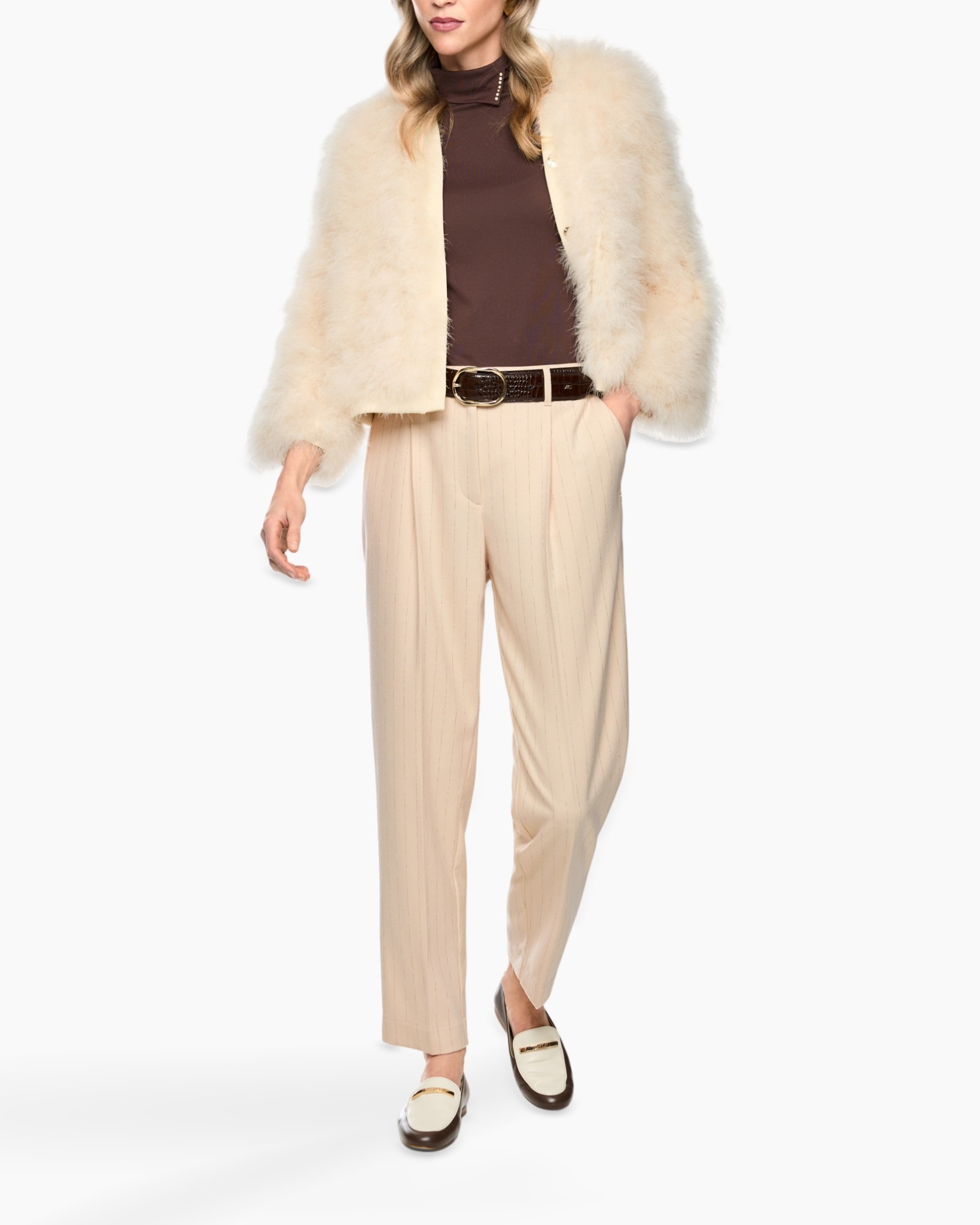 vacht jas, beige broekpak, wijdde-broek, riem, loafers