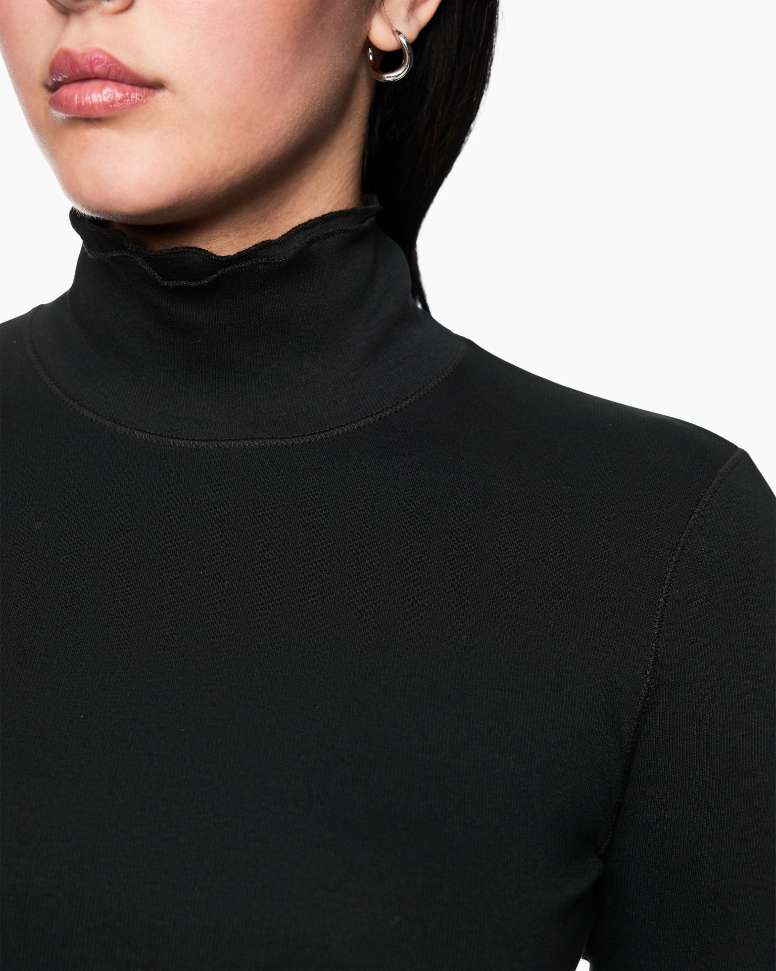 coltrui (turtleneck), zwart, breisel, eengemaakte kleur, oorbel