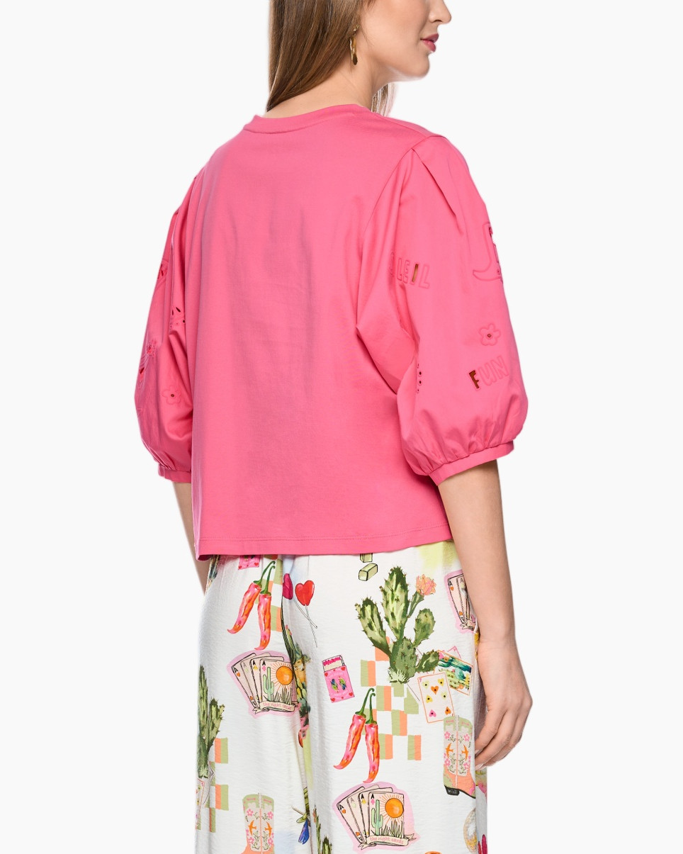 roze top, pofmouwen, ronde hals, kledingstuk zonder patroon, eenzelfde kleur