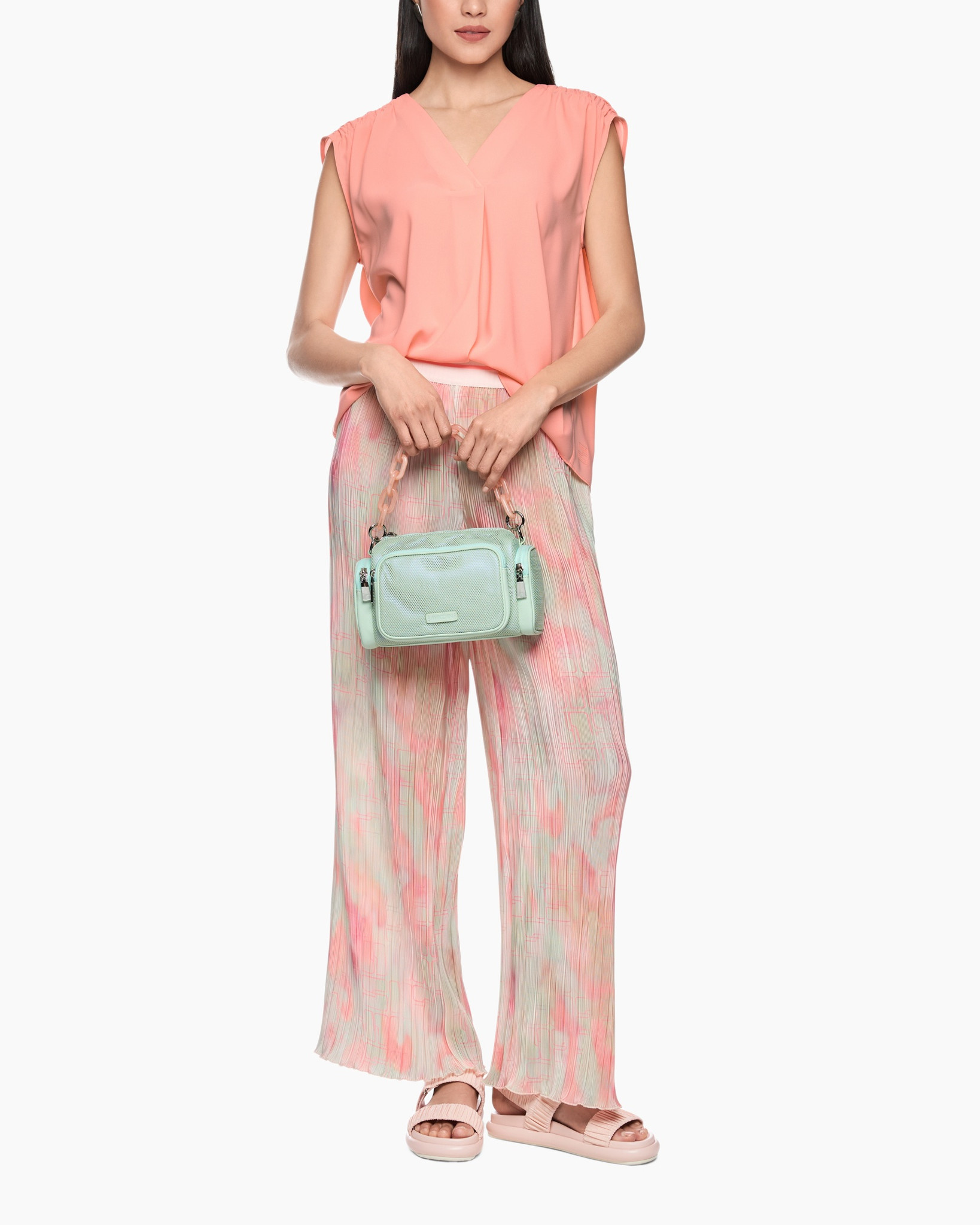 peache top, wijd broek, tie-dye patroon, mint handtas, sandaal