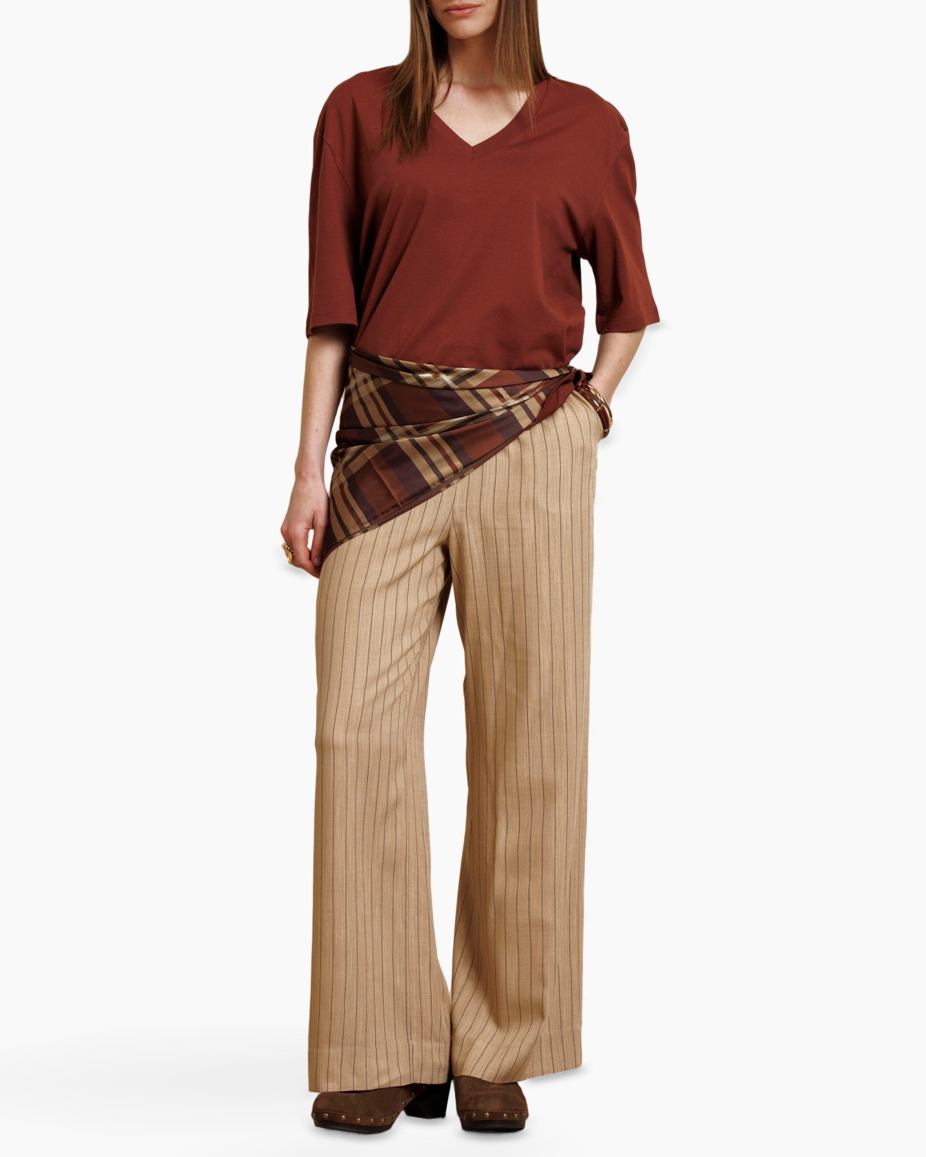 top, brede pijpbroek, omslag sjaal, bruin, beige