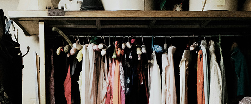Fashion swap: Out with the old, in with the new. een kast met kleding