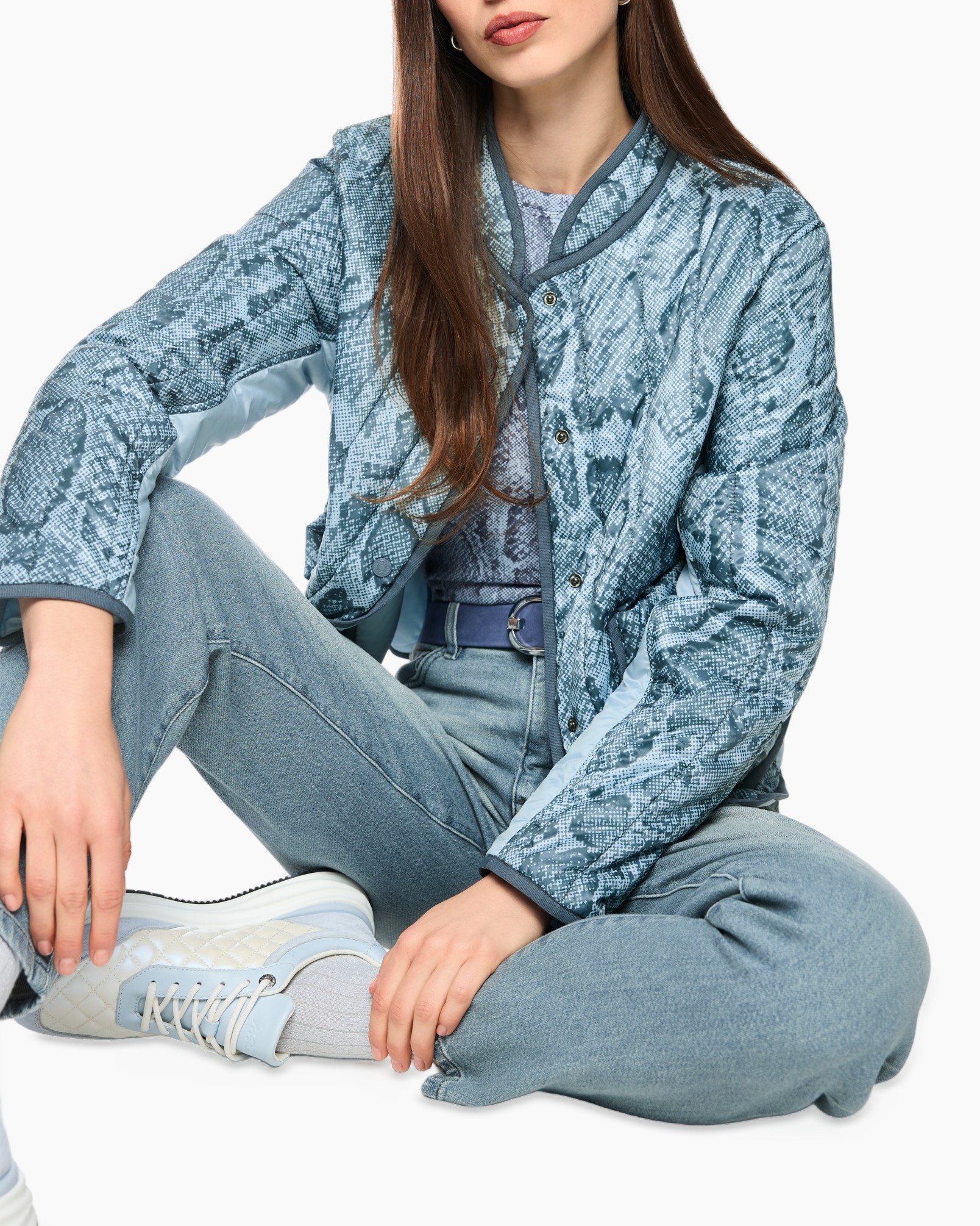 jasjak, python, blauwe sleevenvacht, lichtwassen jeans, sneakers